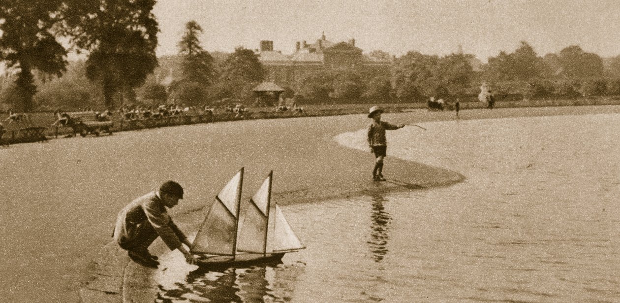 Modele łodzi wyścigowych dla dzieci na Round Pond, Kensington Gardens, 1926 (zdjęcie w sepii) autorstwa English Photographer