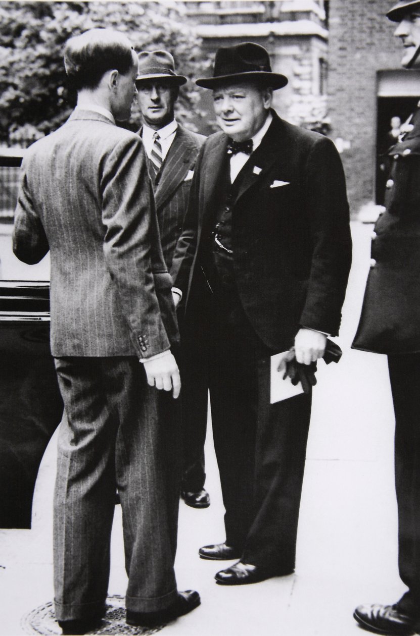 Churchill opuszcza Downing Street do Pałacu Buckingham, by zabrać królowi Jerzemu VI list od prezydenta USA, 1941 r. autorstwa English Photographer