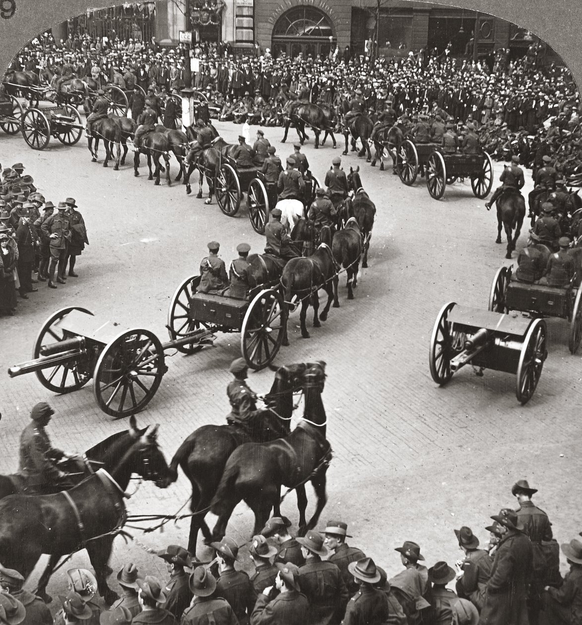 Upamiętnienie końca wojny, Anzacowie są świadkami przeglądu sił Imperium w Londynie. autorstwa English Photographer