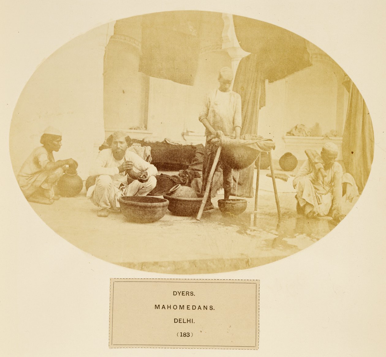 Dyers, Mahomedans, Delhi, z The People of India, J. Forbes Watson, opublikowane 1868 (druk albumowy) autorstwa English Photographer