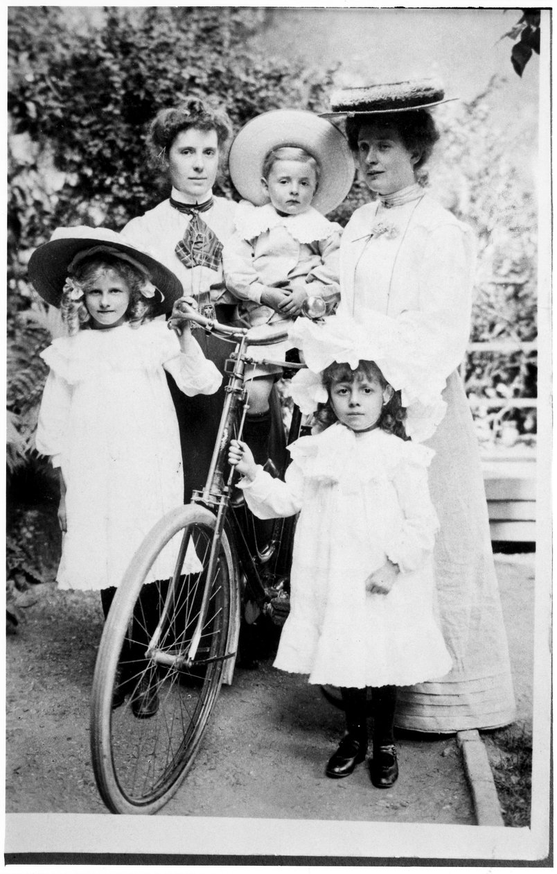 Grupa rodzinna z rowerem, ok. 1890 autorstwa English Photographer