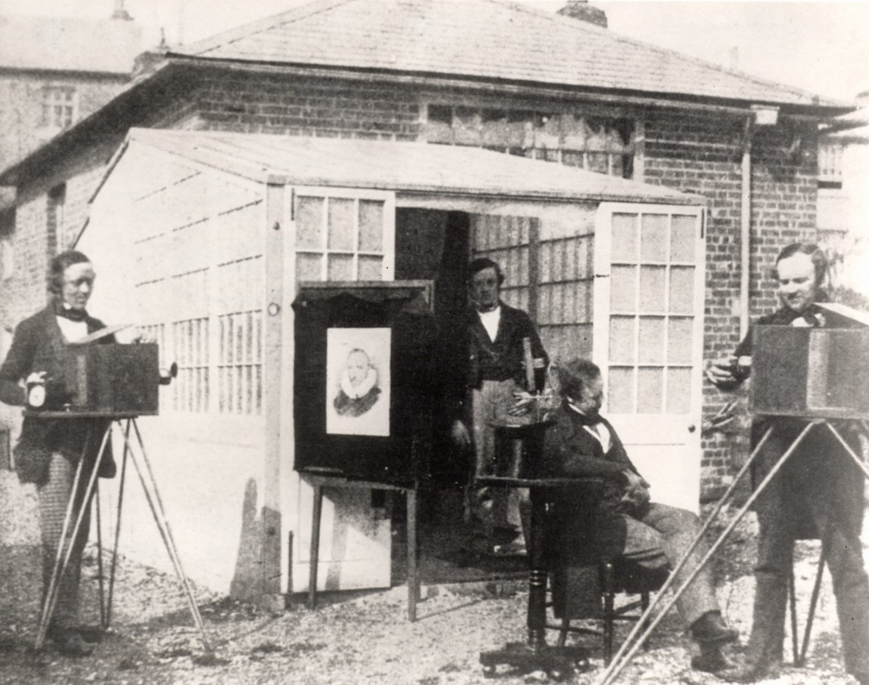 Fox Talbot (po prawej) w zakładzie fotograficznym w Reading, c.1845 (kalotyp) autorstwa English Photographer