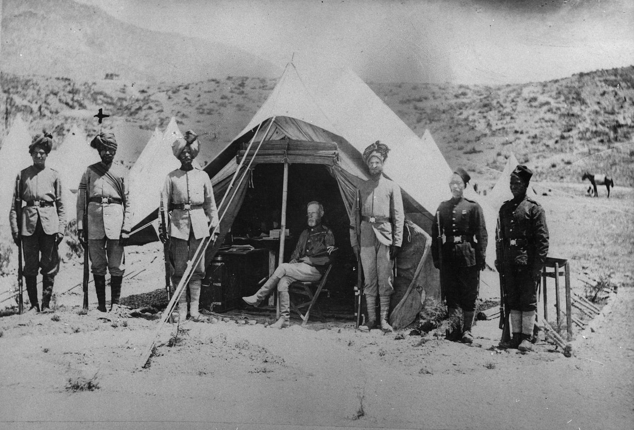 Generał Roberts ze swoimi rodzimymi sanitariuszami w małym namiocie używanym podczas II wojny afgańskiej, 1878-80 autorstwa English Photographer