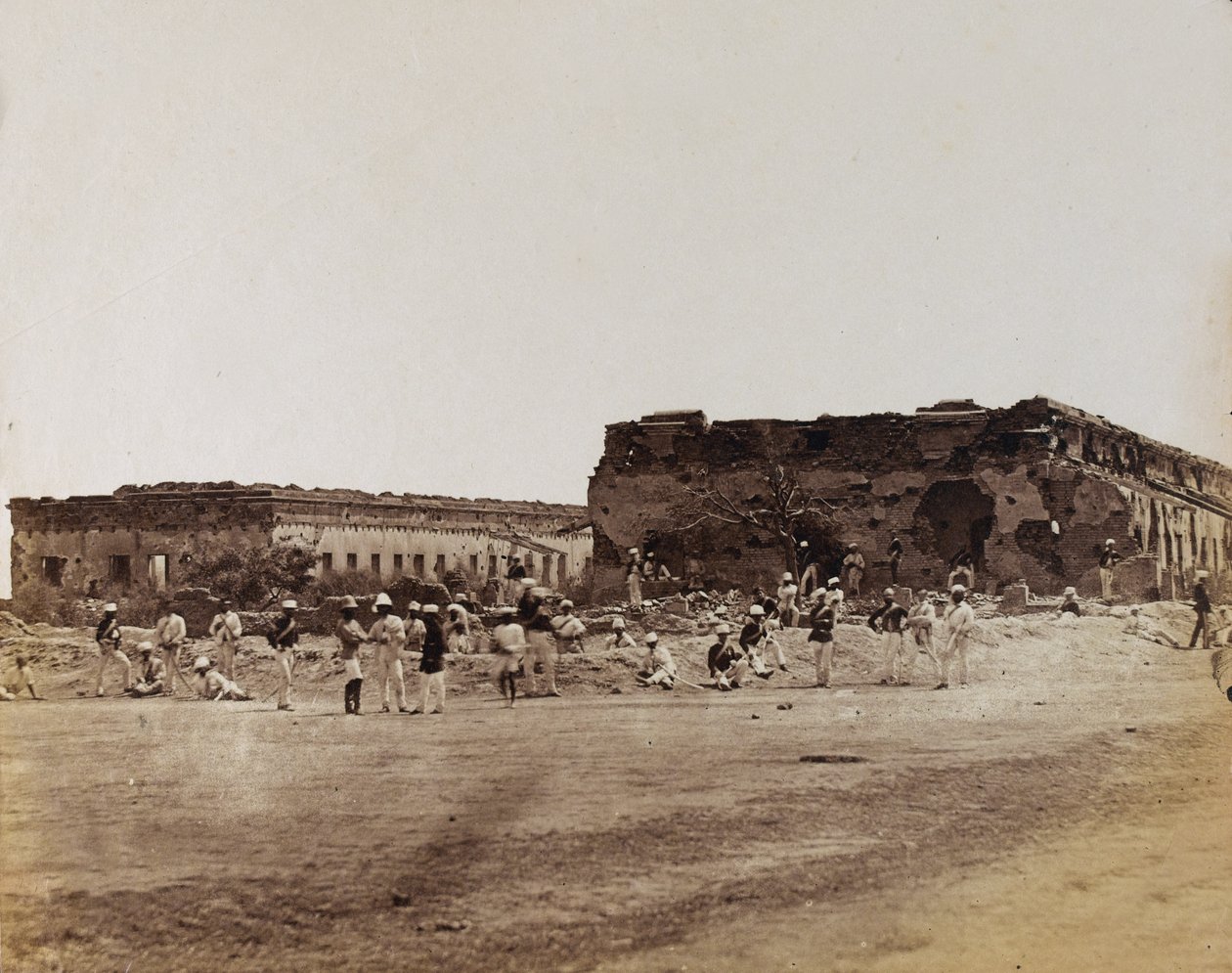 Żołnierze indyjscy przy zrujnowanych budynkach, ok. 1858 (zdjęcie w sepii) autorstwa English Photographer