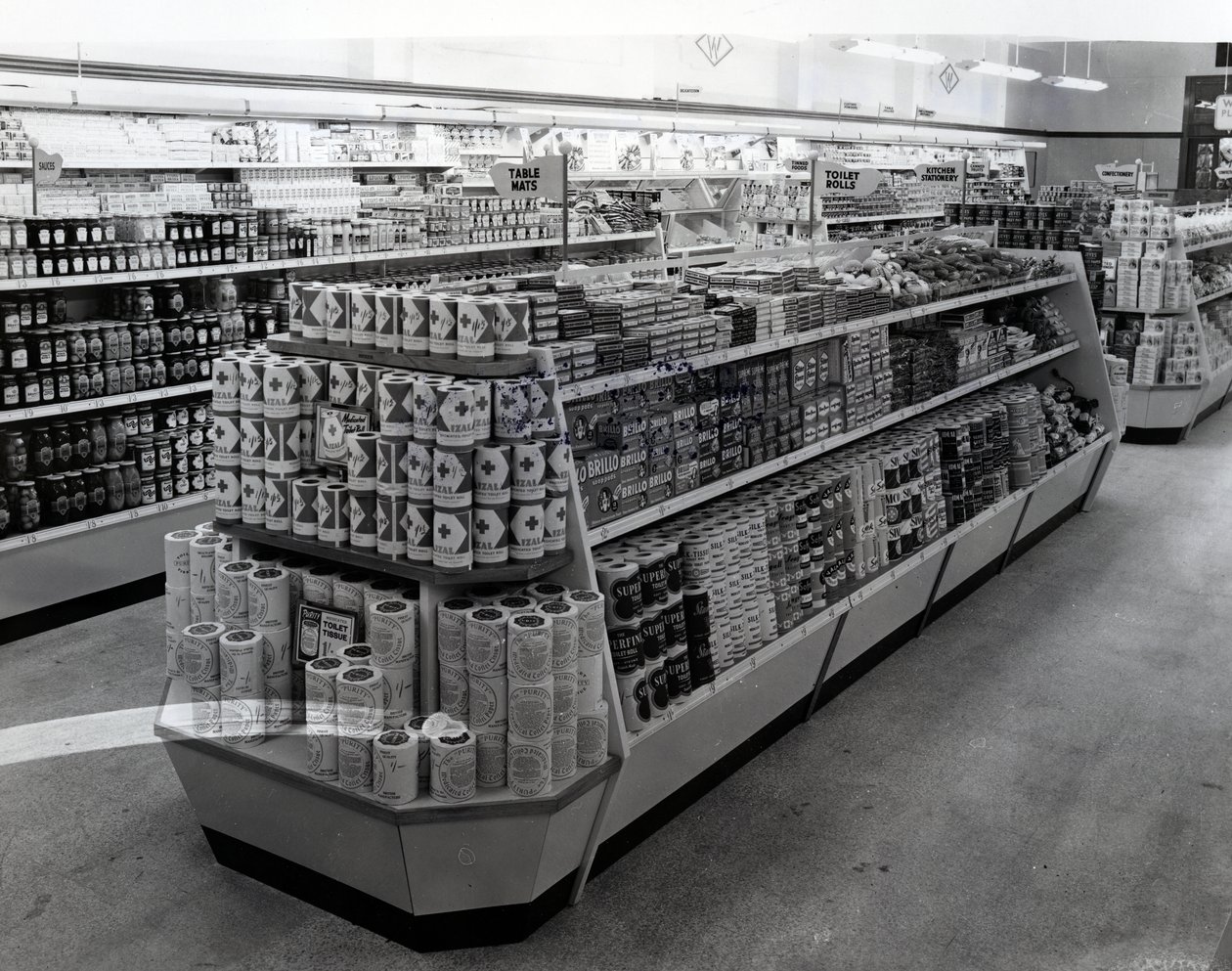 Wnętrze sklepu Woolworths, 1956 autorstwa English Photographer