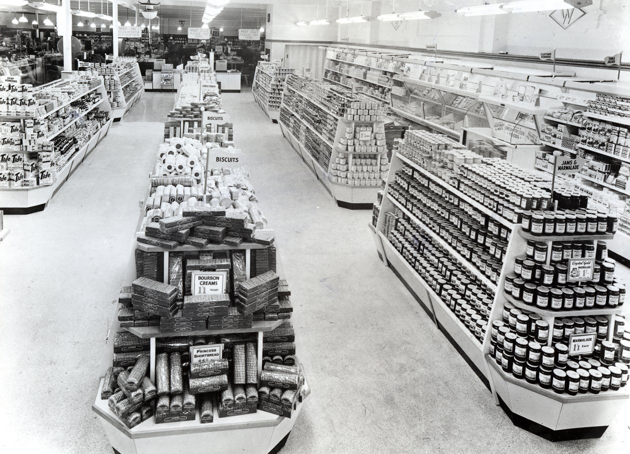 Wnętrze sklepu Woolworths, 1956 autorstwa English Photographer