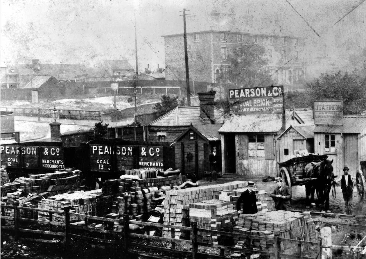 Kolejowa stacja towarowa w Kidderminster, 1900 r. autorstwa English Photographer