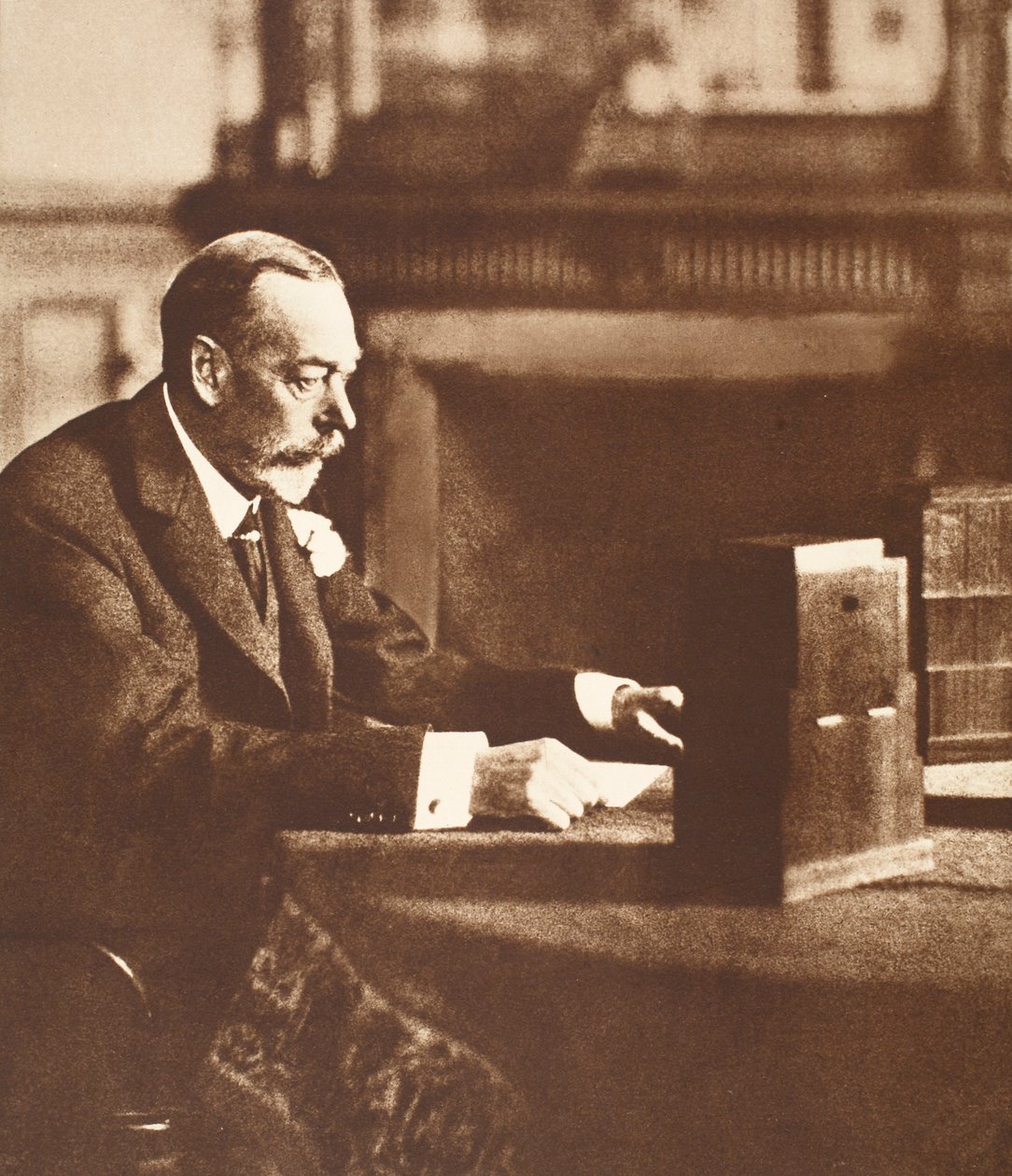 King George transmituje do Imperium w Boże Narodzenie w Sandringham, 1935 r autorstwa English Photographer