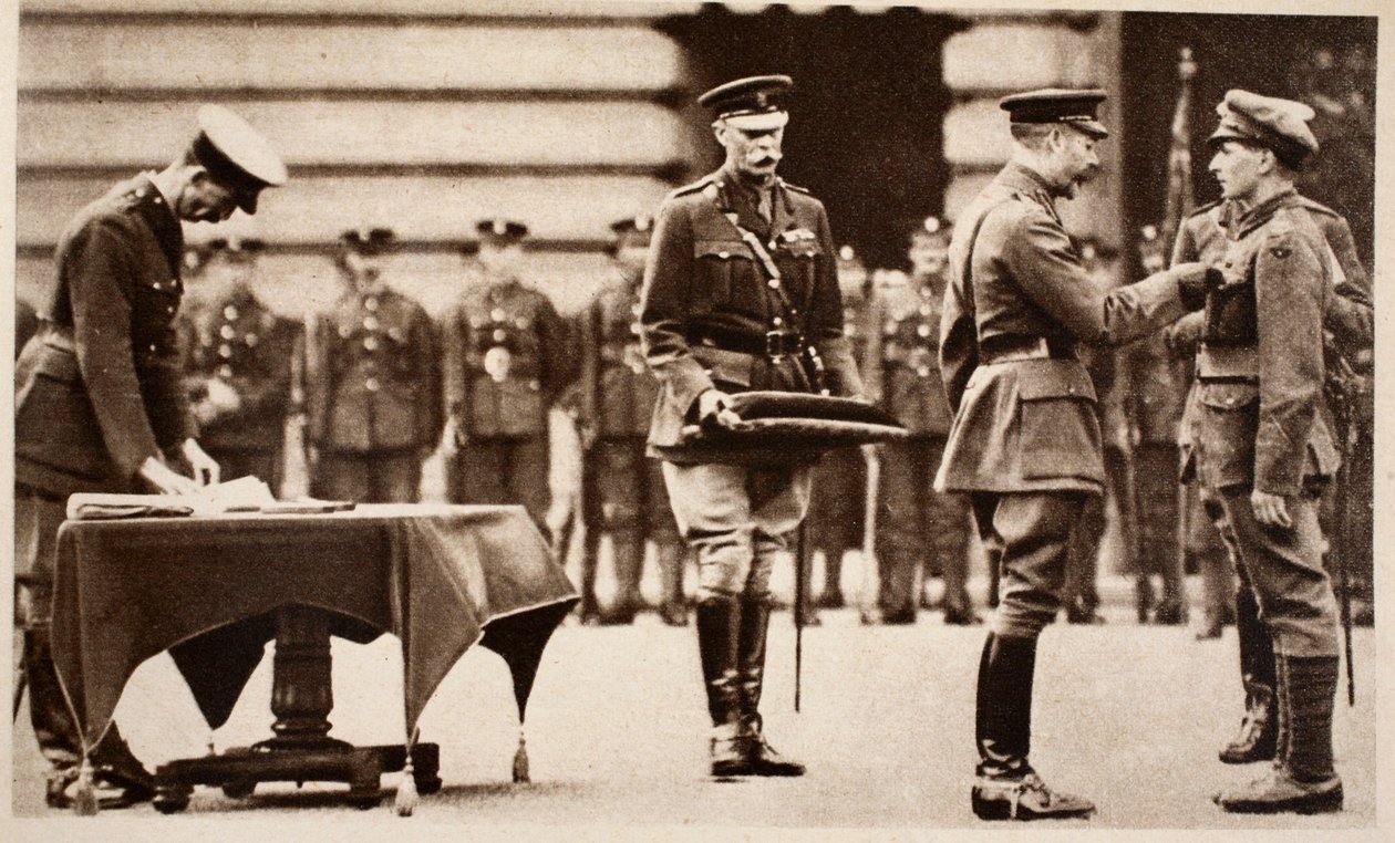 Król Jerzy V wręcza Krzyż Wiktorii szeregowemu Wilfredowi Edwardsowi, Królewska Piechota Lekka Yorkshire, 1914-1918 autorstwa English Photographer