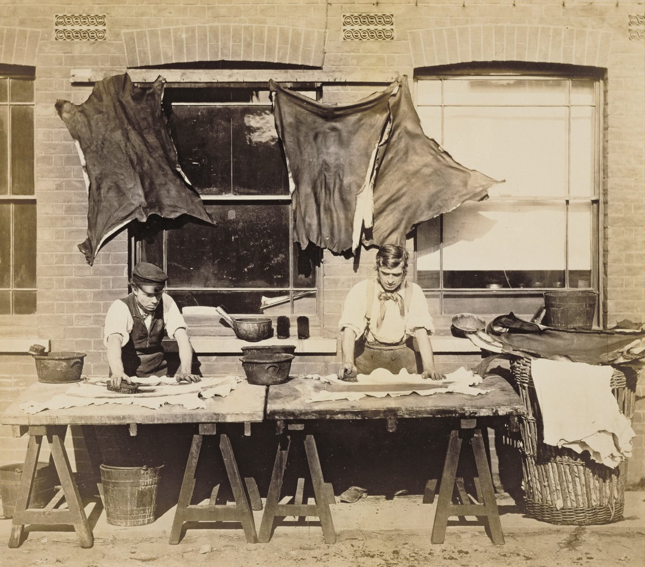 Barwienie skóry do wyrobu rękawiczek, Bevington and Sons, 1861-62 (zdjęcie w sepii) (patrz także 232992) autorstwa English Photographer