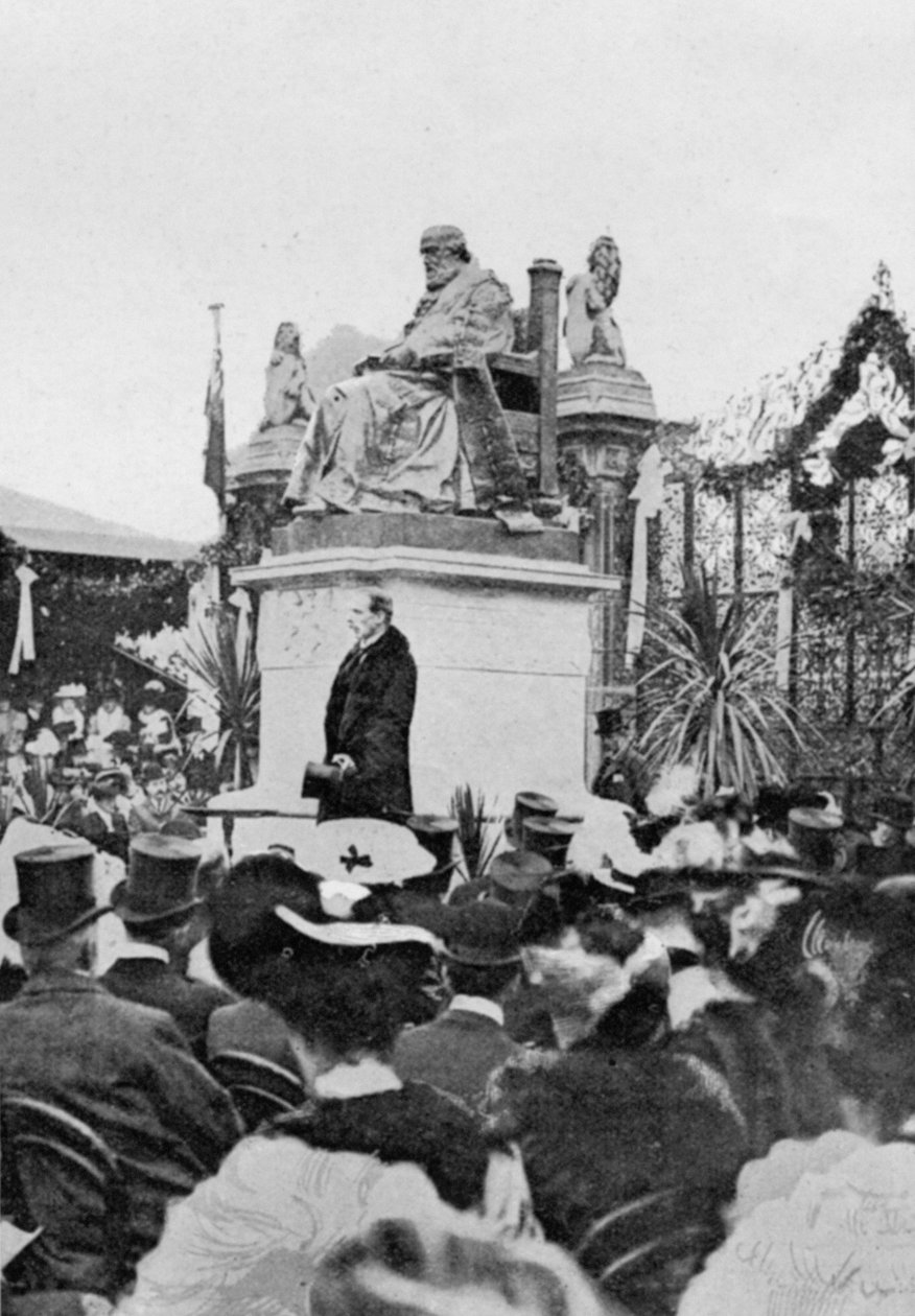 Lord Salisbury przyjmuje Statuę z artykułu zatytułowanego A Memorial of a Great Life: The Salisbury Statue at Hatfield opublikowanego w The Graphic, 27 października 1906 autorstwa English Photographer