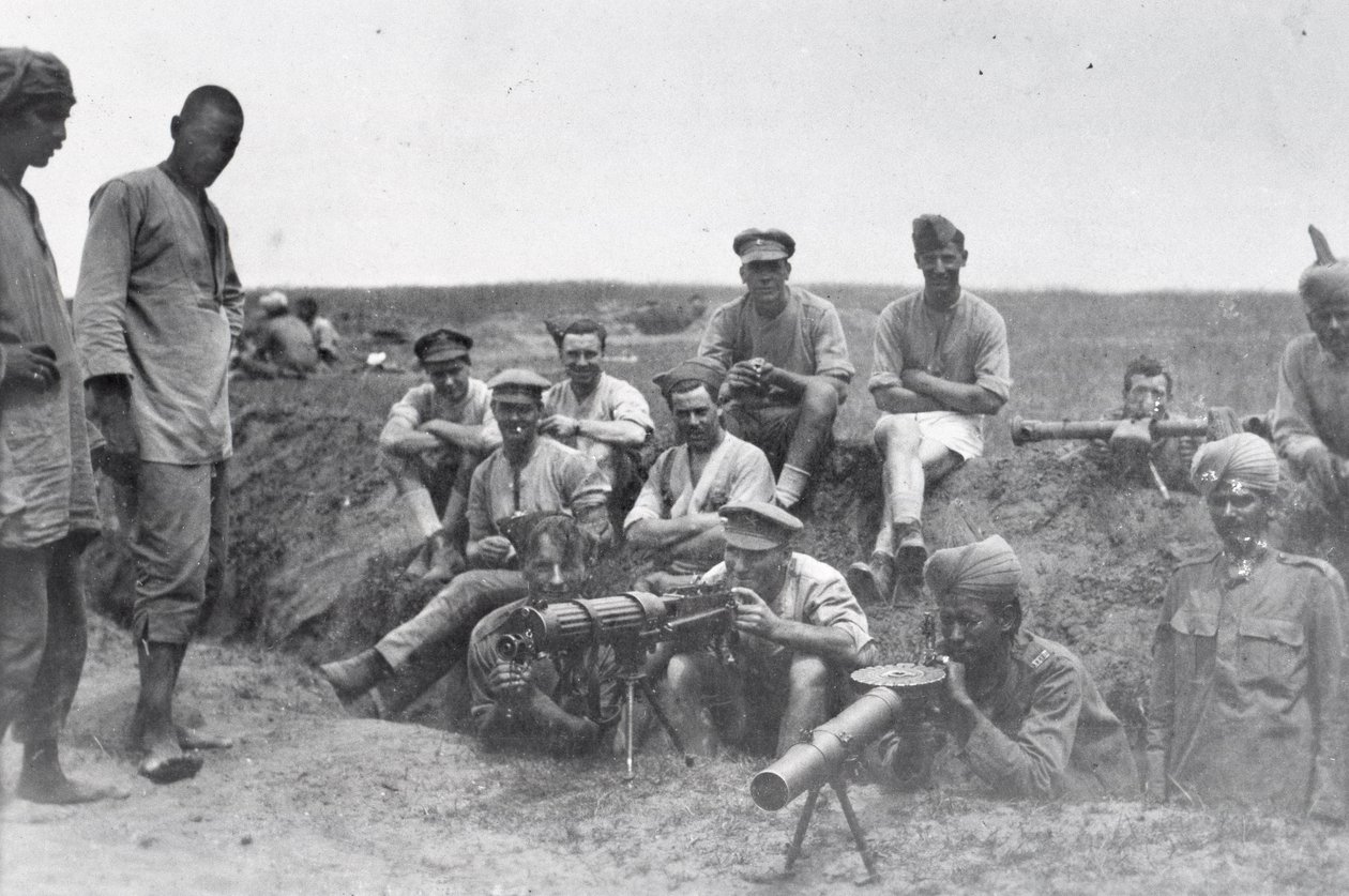 Załogi karabinów maszynowych z karabinem maszynowym Vickers, karabinem Lewisa i dalmierzem, Mezopotamia, I wojna światowa, autorstwa English Photographer