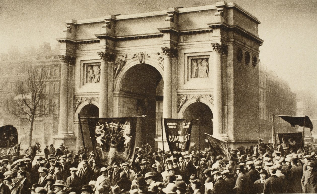 Policja konna eskortuje procesję komunistów przechodzących obok Marble Arch (zdjęcie w sepii) autorstwa English Photographer