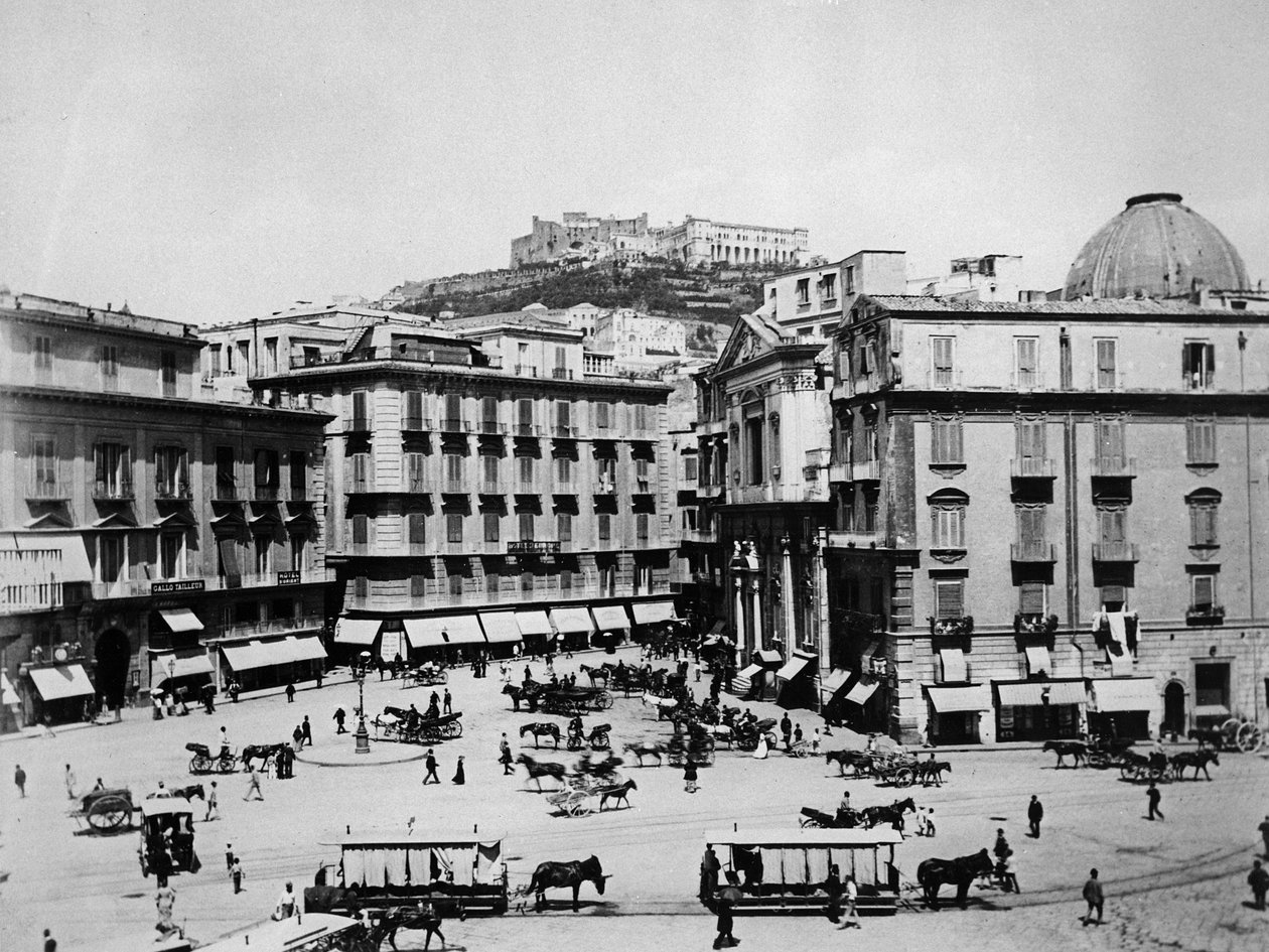 Neapol: Piazza San Fernando i Castello Sant Elmo autorstwa English Photographer