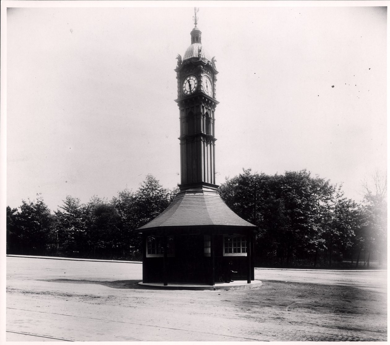 Zegar Oakwood, wykonany przez Potts & Sons, pierwotnie w Kirkgate Market Hall, Leeds, 1914 autorstwa English Photographer