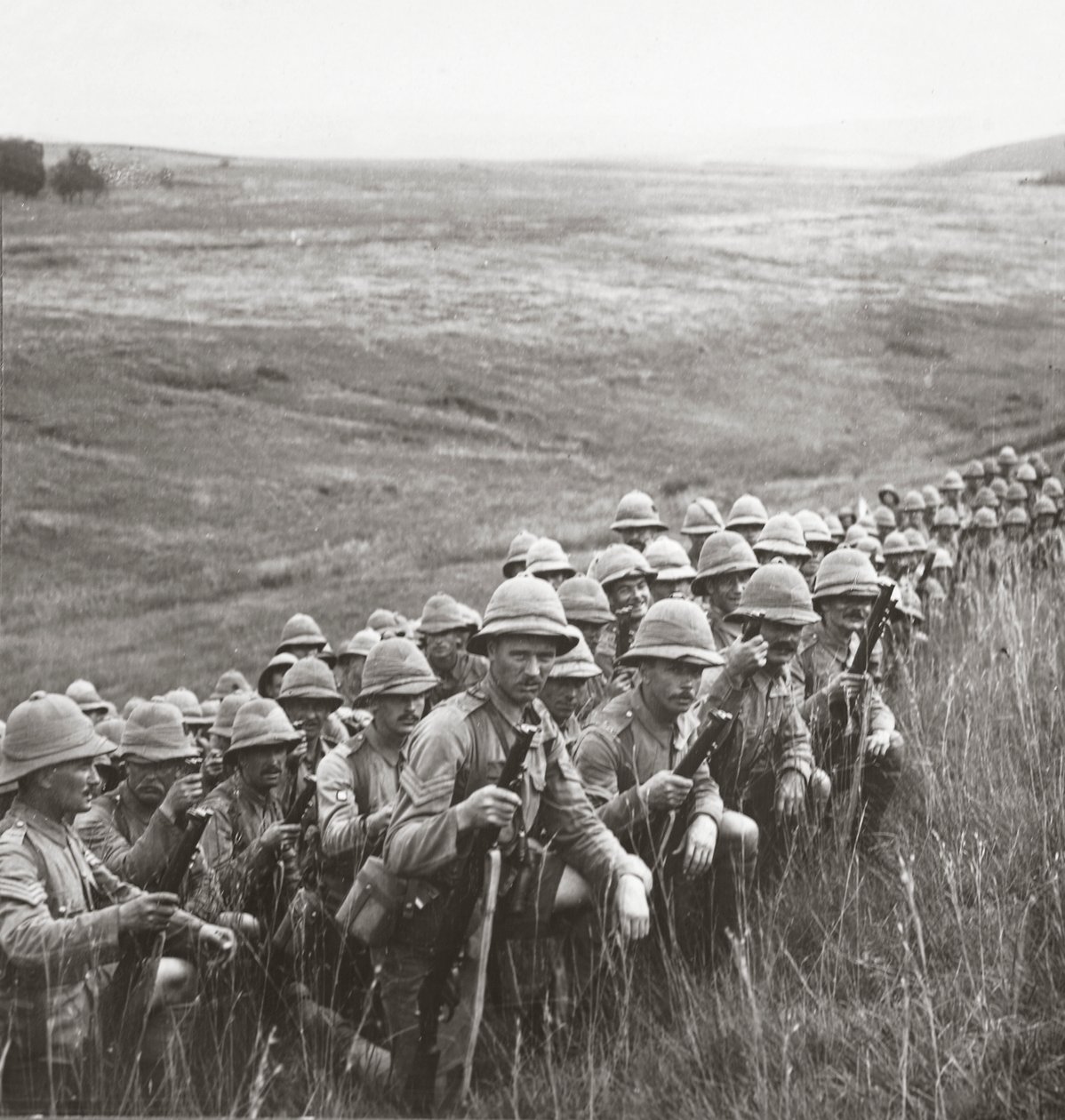 Nasze rezerwy oczekujące na rozkaz przeniesienia się na nowe pozycje na zboczach Przylądka Helles, 1915 autorstwa English Photographer