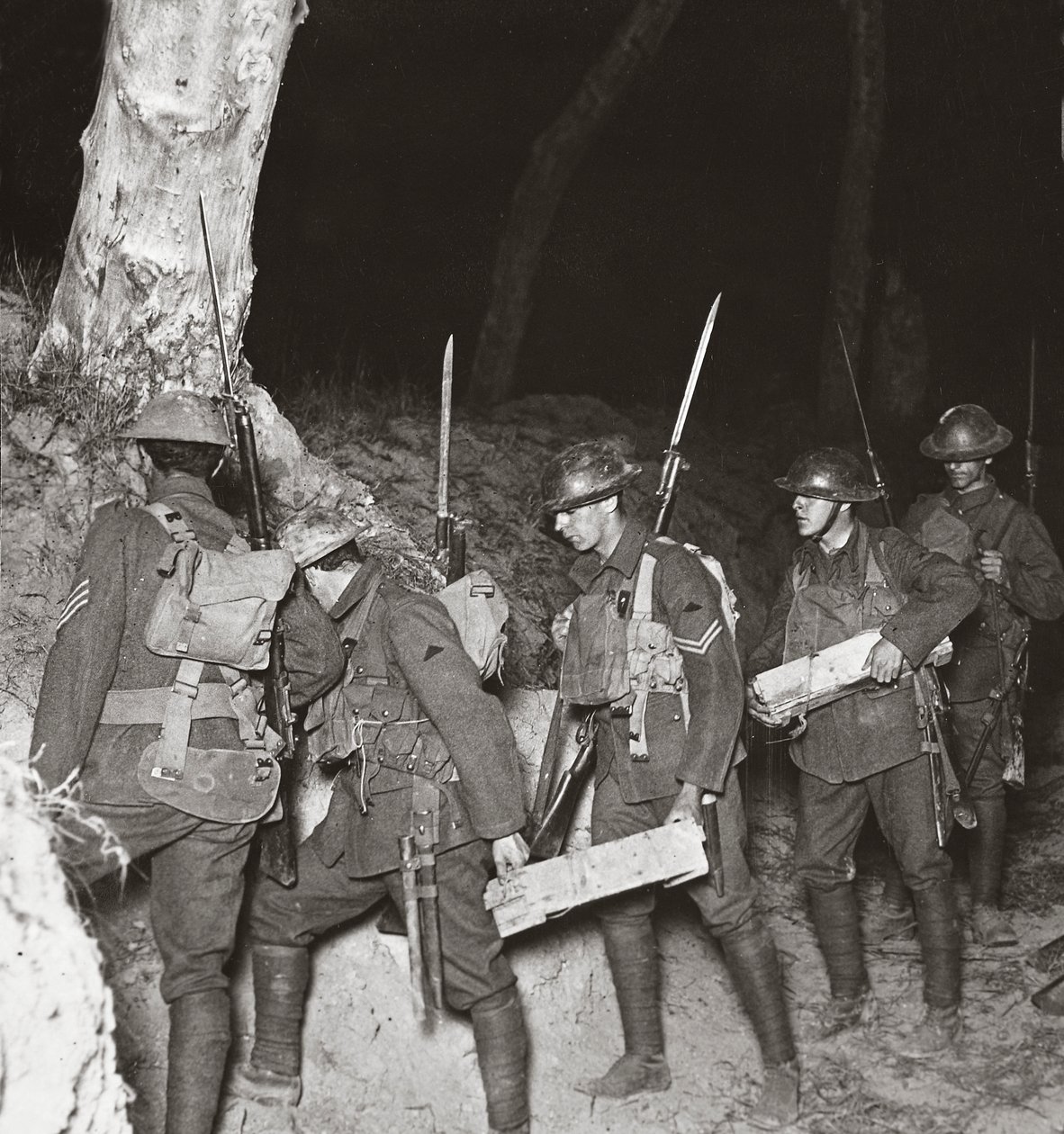Nasze wojska wyruszają sokiem na nocną operację odcięcia Hunów trzymających się Villers-Bretonneux, 1918 autorstwa English Photographer