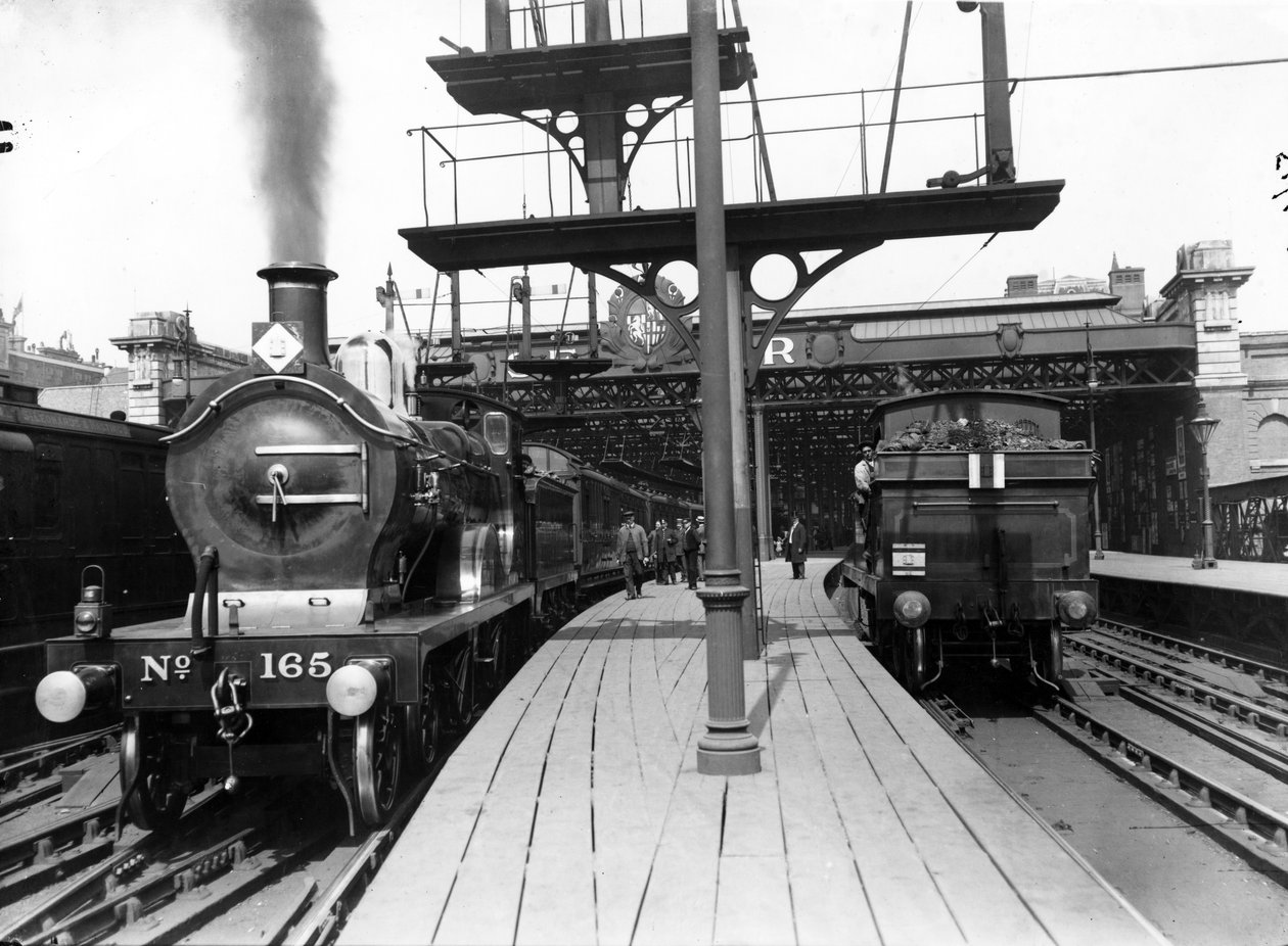 Platformy na stacji Charing Cross, 1913 autorstwa English Photographer
