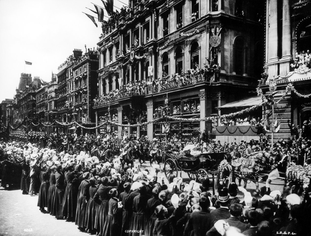 Trener królowej Wiktorii przejeżdżający przez Cheapside podczas procesji z okazji Diamentowego Jubileuszu, 1897 r. autorstwa English Photographer