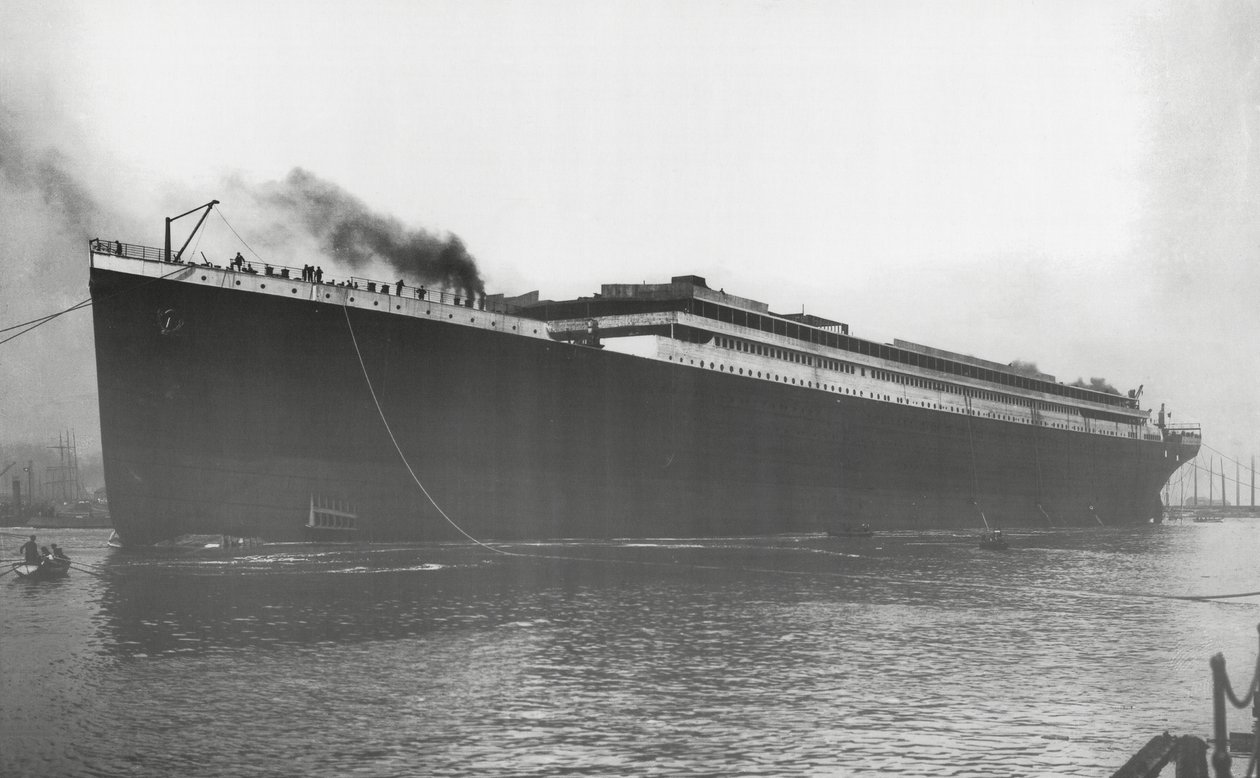 RMS Titanic wystrzelony: Titanic po raz pierwszy na wodzie, ale bez silników, kotłów, maszyn i wyposażenia, 31 maja 1911 autorstwa English Photographer