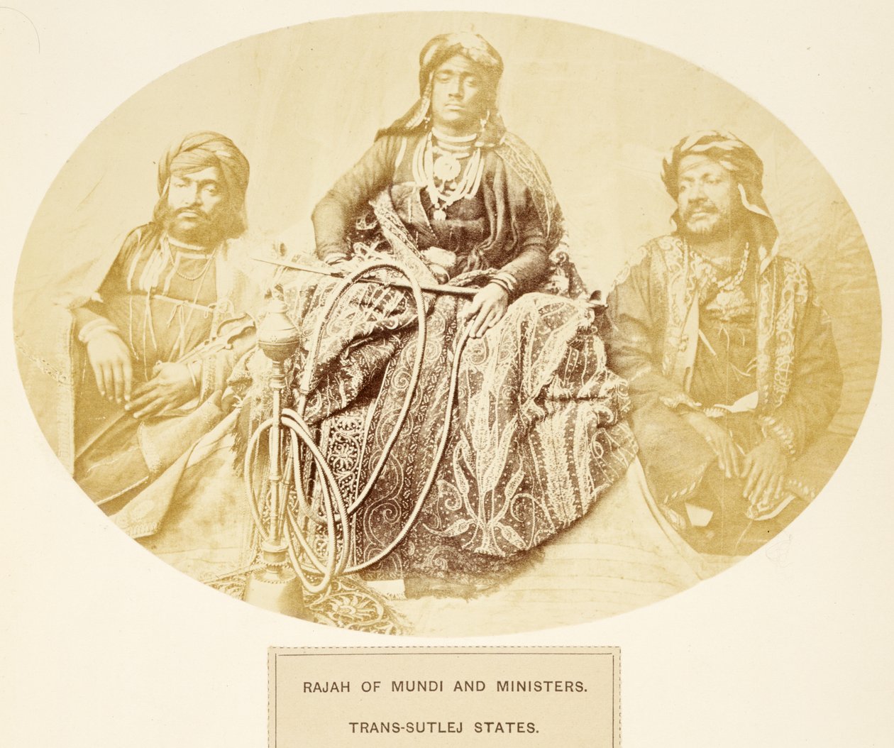 Rajah of Mundi and Ministers, Trans-Sutlej States, z The People of India, J. Forbes Watson, opublikowany 1868 (druk albumowy) autorstwa English Photographer