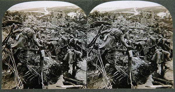 Przeszukiwanie ruin, gdzieś we Francji, ok. 1914-18 (odbitka żelatynowo-srebrowa) autorstwa English Photographer