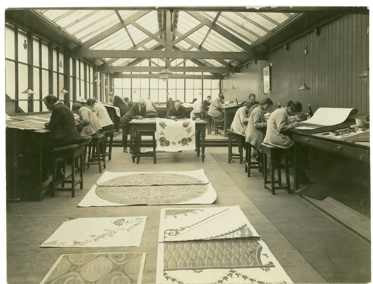 Sekcja sali projektowej, Handel dywanami, 1923 autorstwa English Photographer