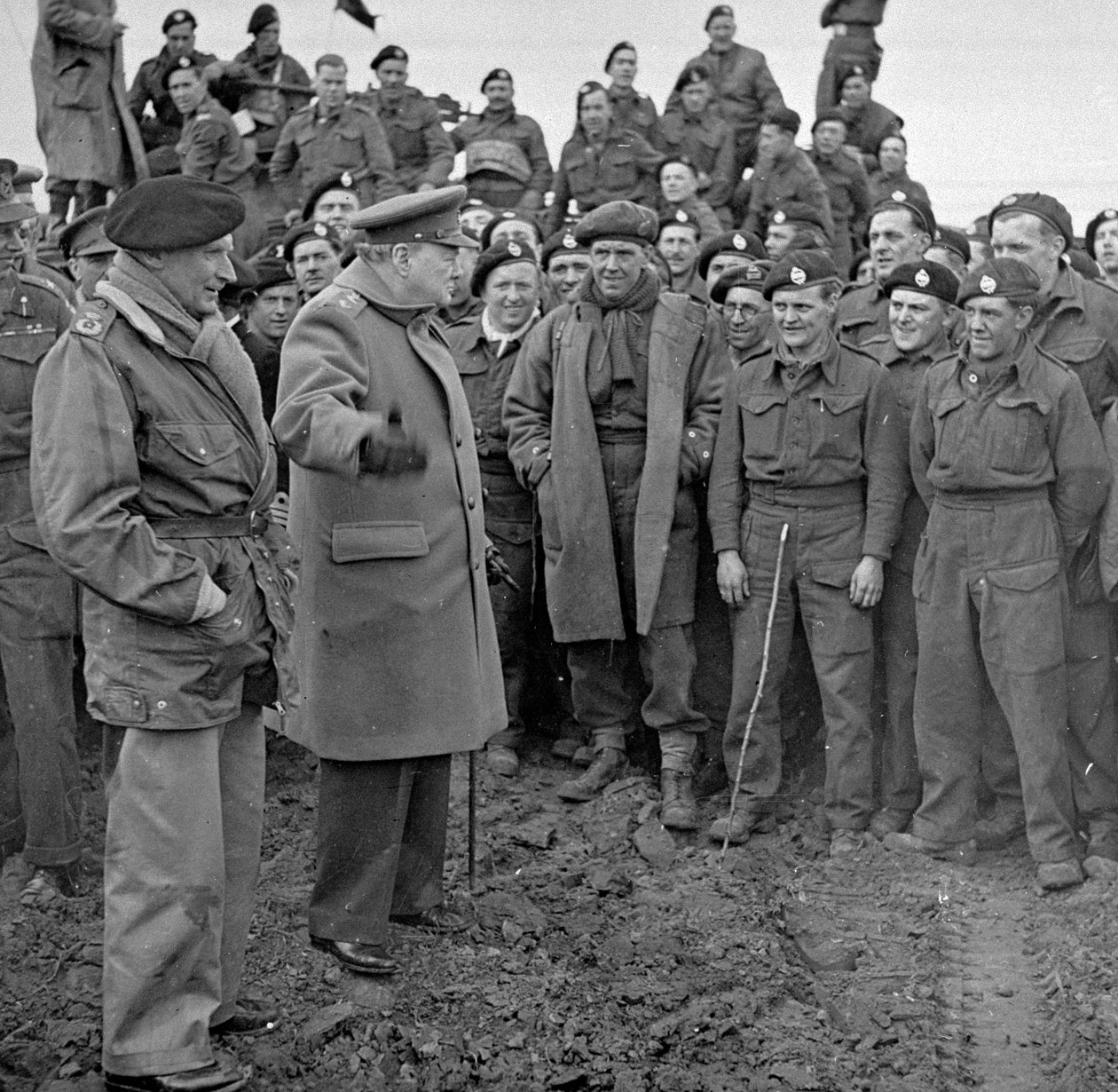 Sir Winston Churchill i feldmarszałek Bernard Montgomery odwiedzający żołnierzy 79. Dywizji Pancernej po przekroczeniu Renu, marzec 1945 r. autorstwa English Photographer