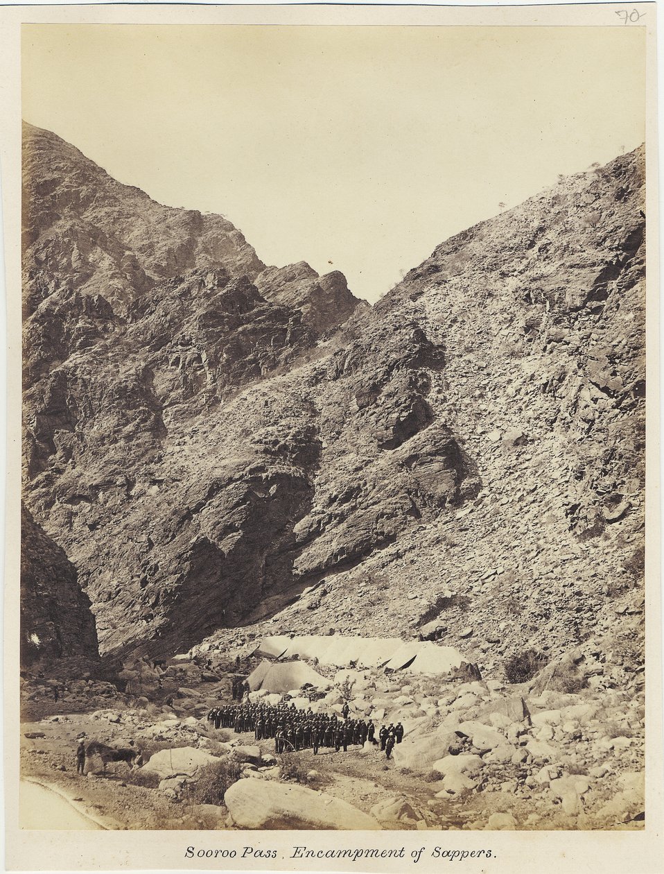 Przełęcz Soroo, obóz saperów, przez Royal Engineers Photographic Unit pod sierżantem Johnem Haroldem, 1868 (odbitka albumowa) autorstwa English Photographer