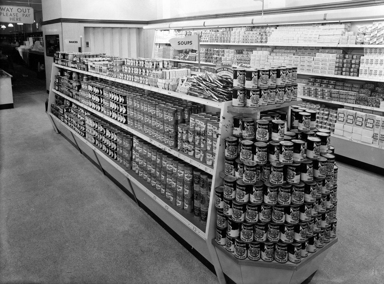 Alejka z zupą, sklep Woolworths, 1956 autorstwa English Photographer