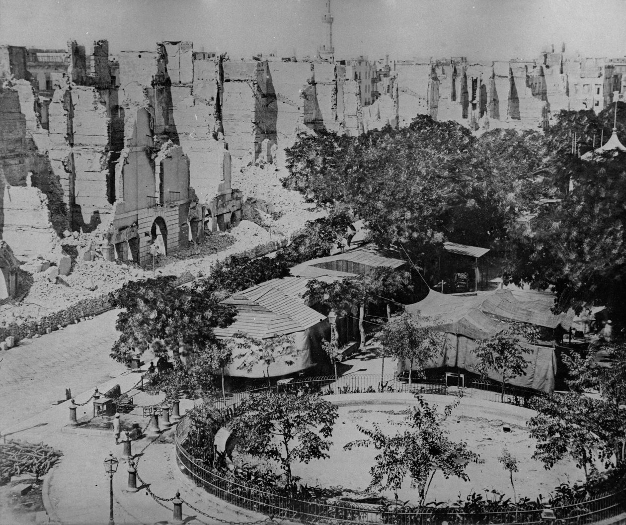 Plac zniszczony przez brytyjskie bombardowanie, Aleksandria, 1882 autorstwa English Photographer