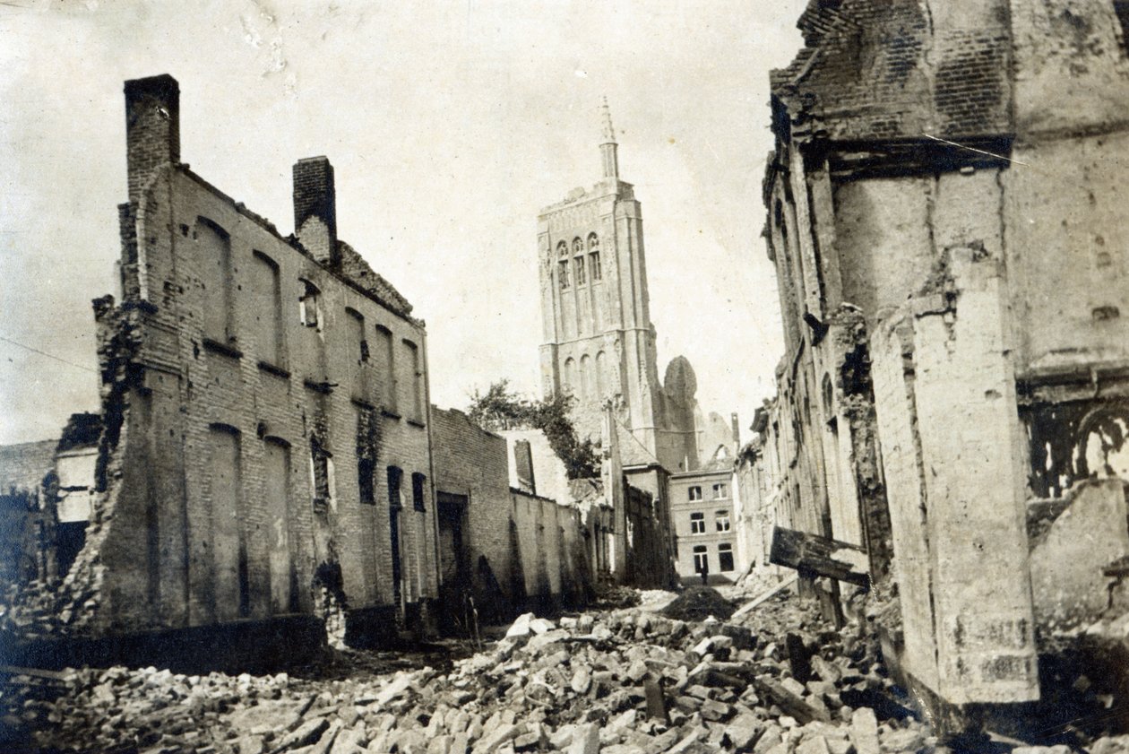 Kościół św. Jakuba, Ypres, czerwiec 1915 autorstwa English Photographer