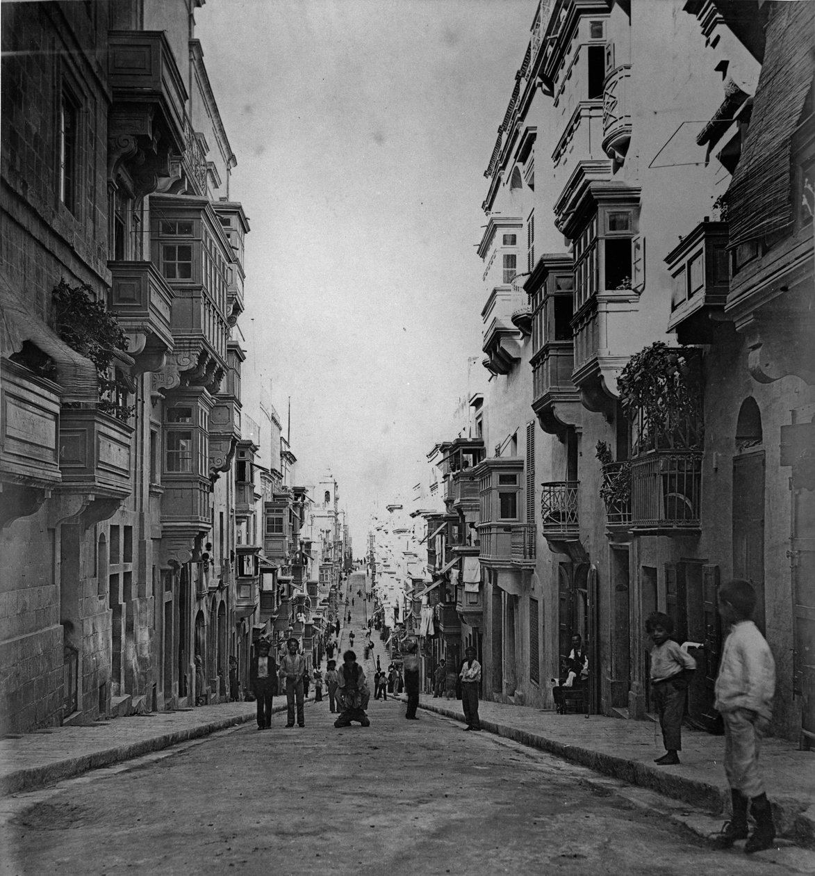 Strade San Paolo, Valletta ok. 1880-83 autorstwa English Photographer