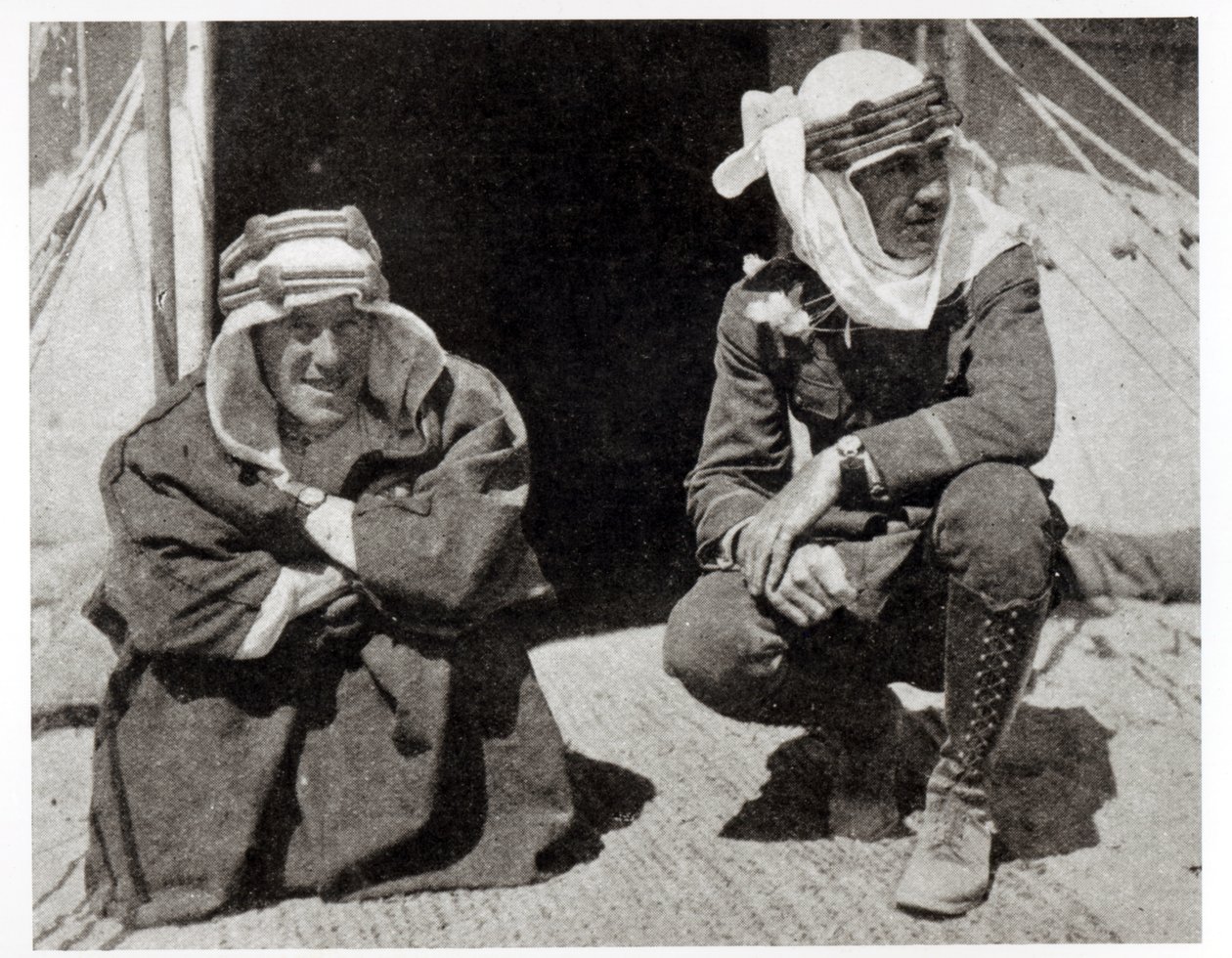 T. E. Lawrence i pan L. Thomas przed ich namiotem, 1919 autorstwa English Photographer