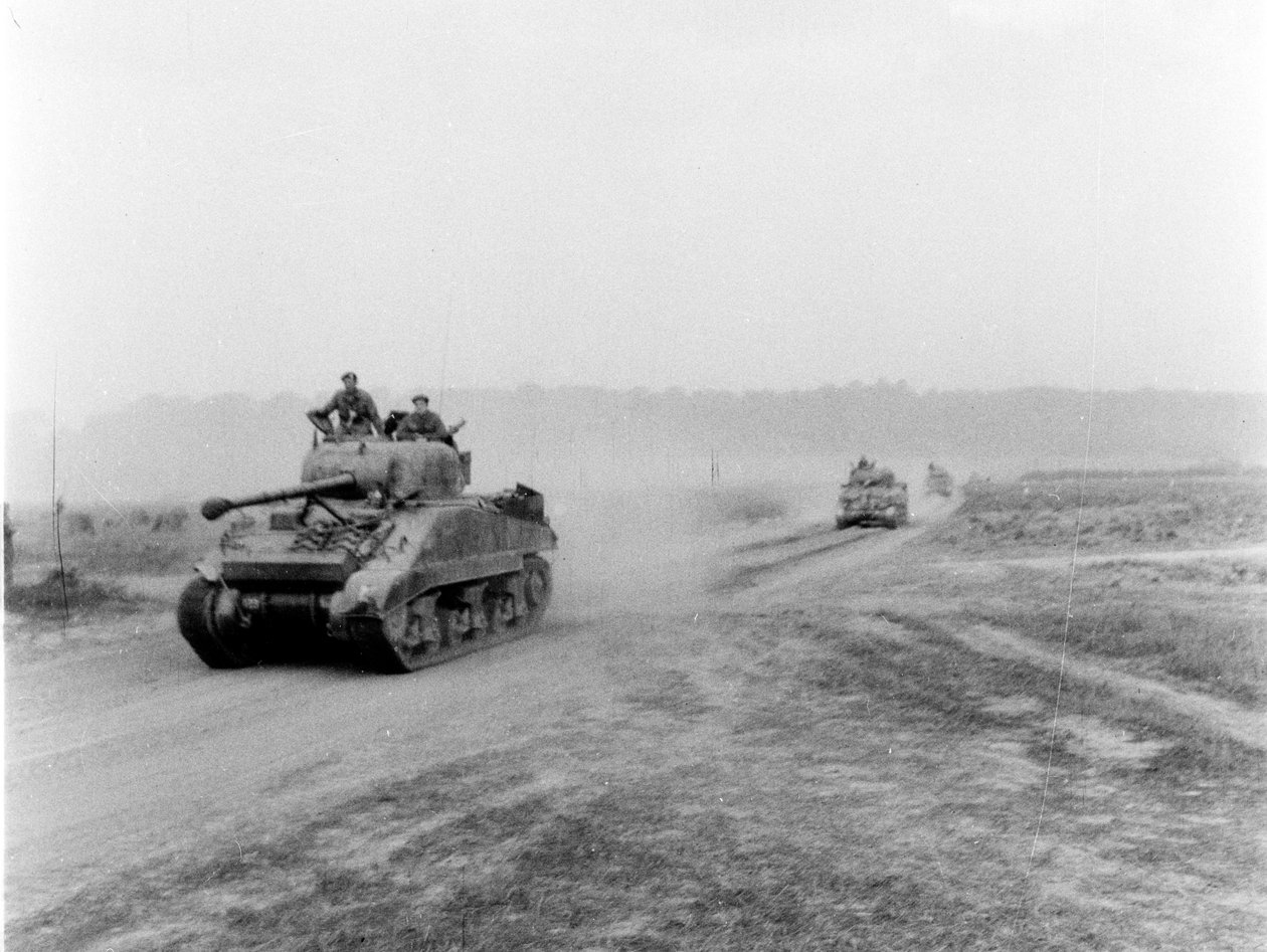 Czołgi w drodze do VIRE po kursach czołgów, ok. 1945 r. autorstwa English Photographer