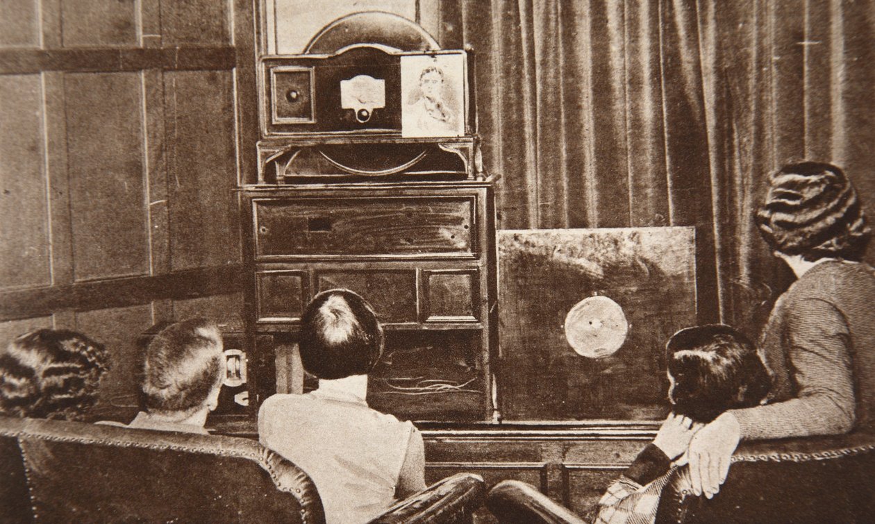 Telewizja, opracowana przez Johna L. Bairda, była z powodzeniem transmitowana (zarówno w formie wizualnej, jak i dźwiękowej) w 1930 r. autorstwa English Photographer