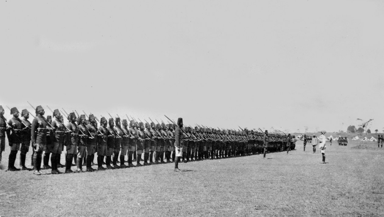 2. Batalion Królewskich Strzelców Afrykańskich na paradzie, 1914 autorstwa English Photographer