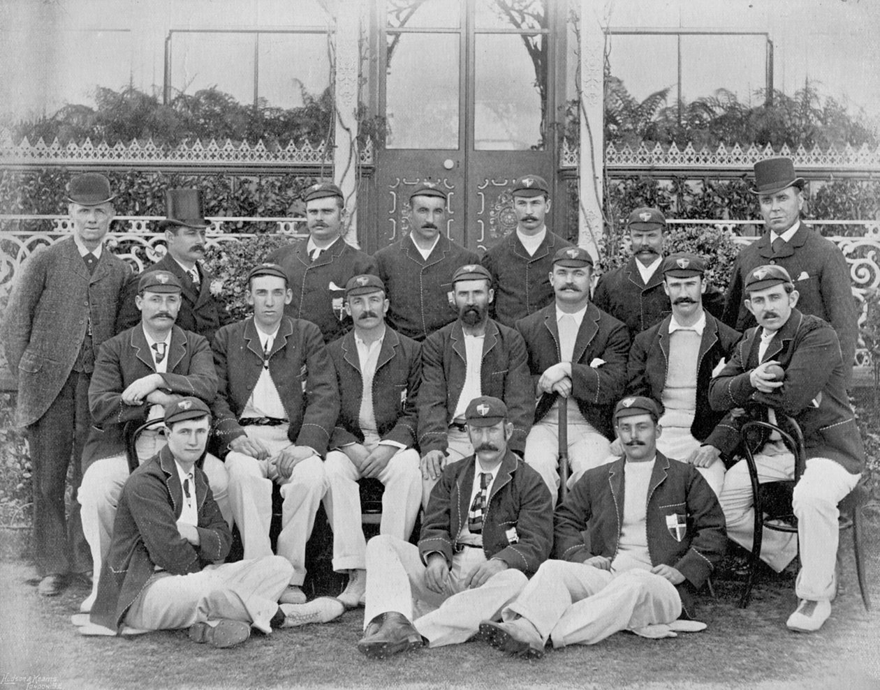 The Australians, 1893 Eighth Team, z Famous Cricketers and Cricket Grounds, opublikowane przez Hudson and Kearns, 1895 autorstwa English Photographer