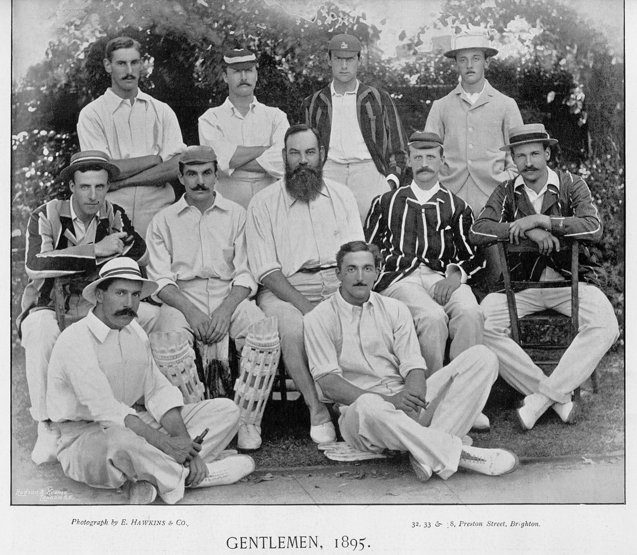 Drużyna Gentlemen z meczu Gentlemen v Players w Lords w 1895, z Famous Cricketers and Cricket Grounds, opublikowana przez Hudson and Kearns, 1895 autorstwa English Photographer