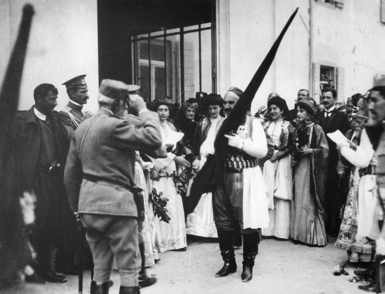 Król Czarnogóry z turecką flagą, Cettinge, Czarnogóra, 1913 autorstwa English Photographer