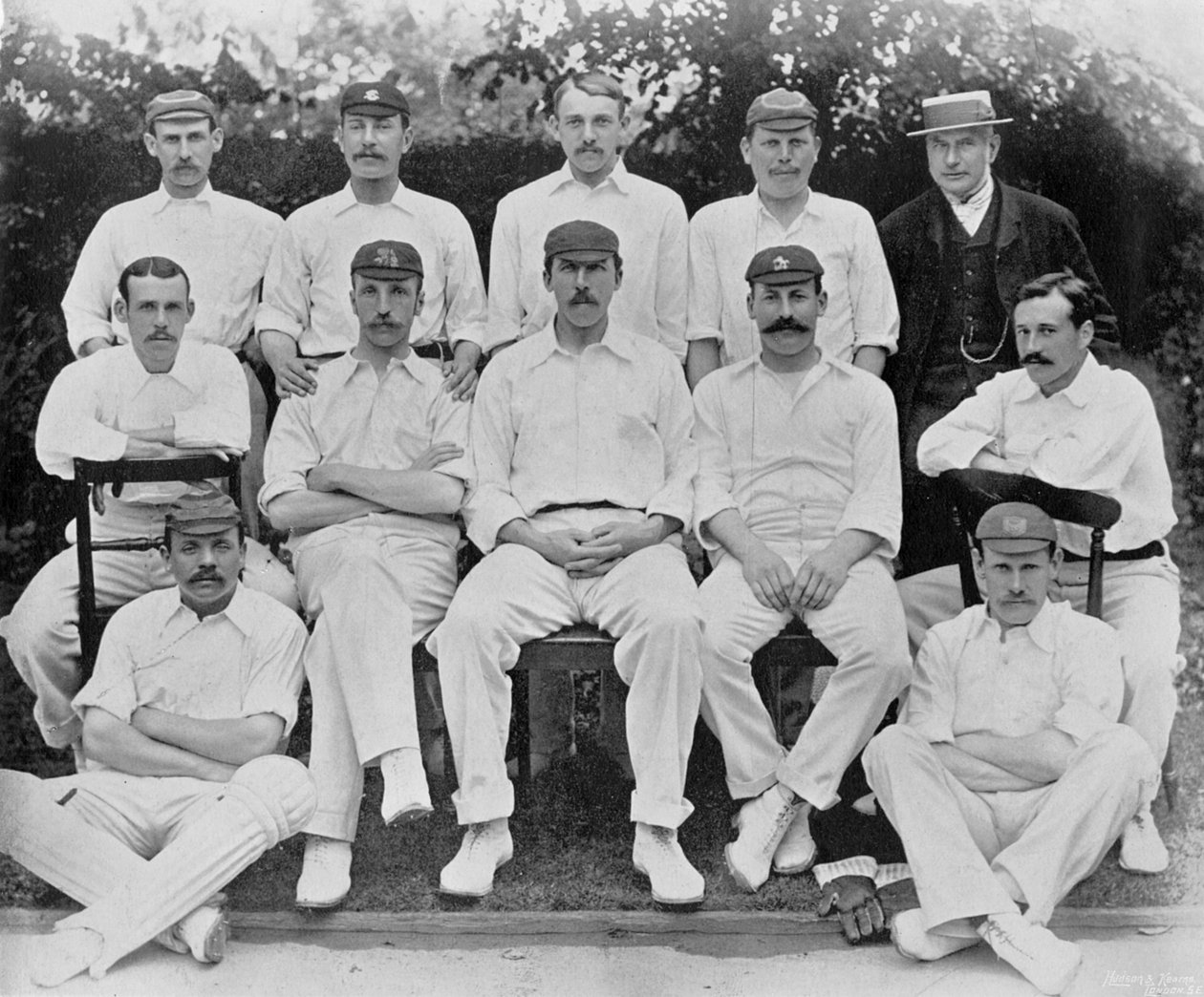 Drużyna graczy z meczu Gentlemen v Players w Lords w 1894 r., z Famous Cricketers and Cricket Grounds, opublikowana przez Hudson and Kearns, 1895 autorstwa English Photographer