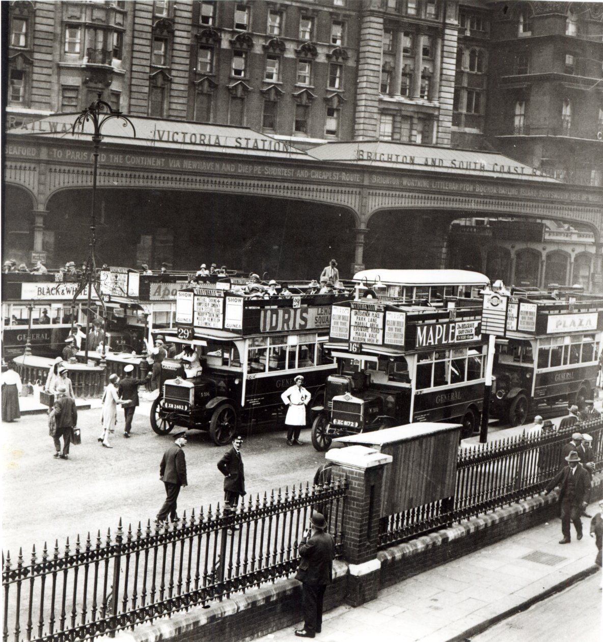 Victoria Station, lata 20. autorstwa English Photographer