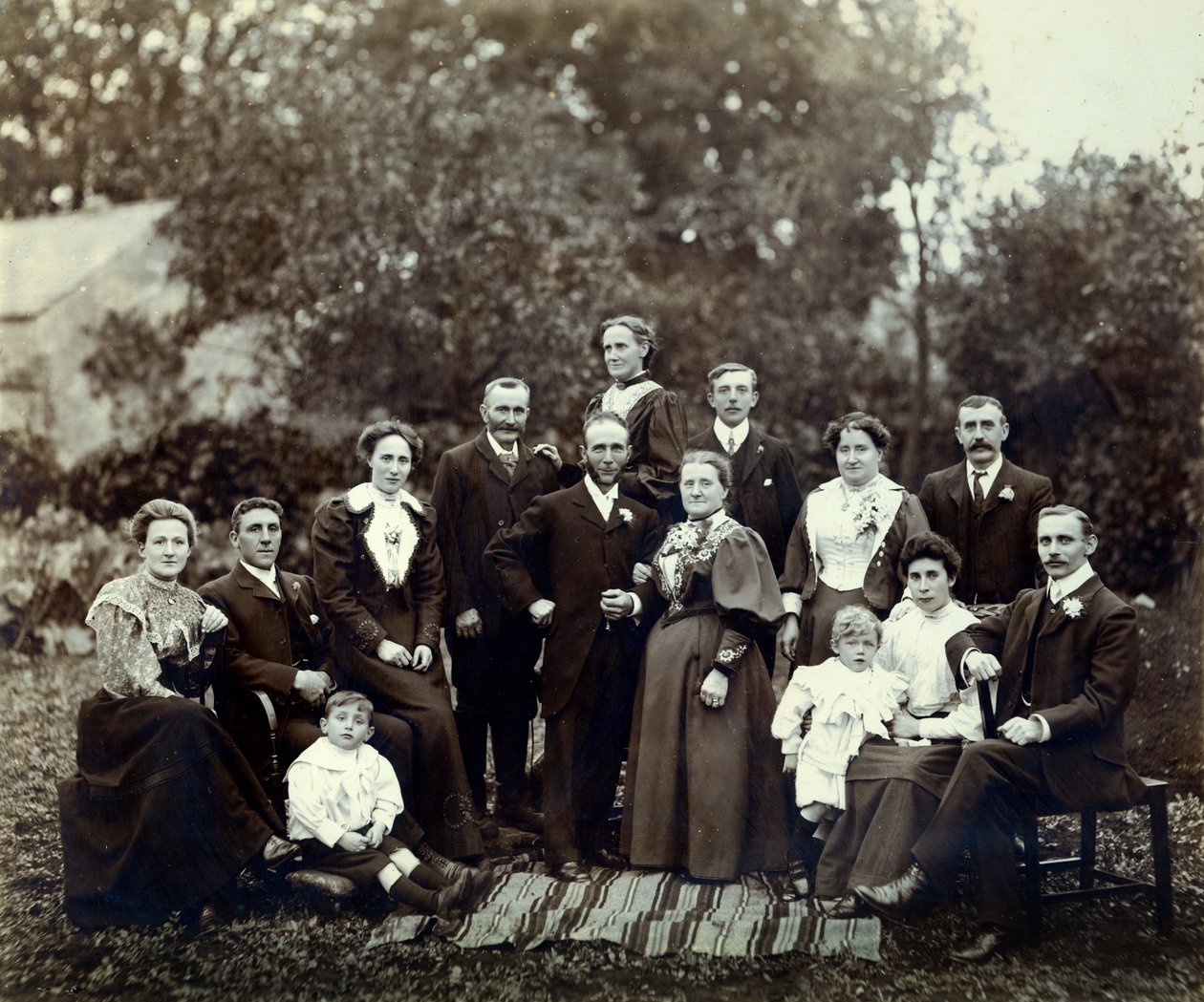 Grupa weselna, Trowbridge, Wiltshire, Anglia, ok.1900 autorstwa English Photographer