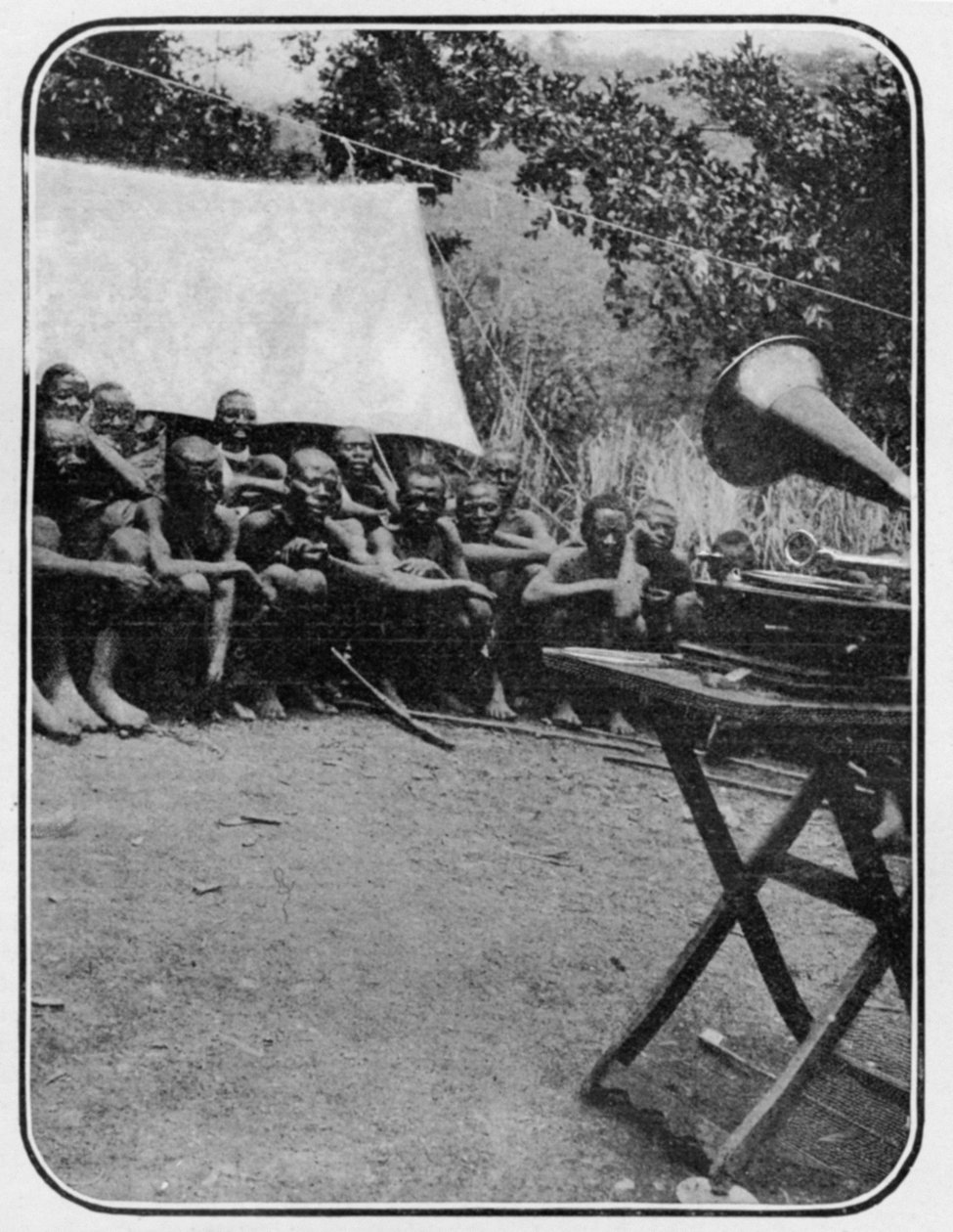 White Mans Magic: The Gramophone Astonishes the Wakonja Natives, z artykułu zatytułowanego To the Mountains of the Moon opublikowanego w The Graphic 27 października 1906 autorstwa English Photographer