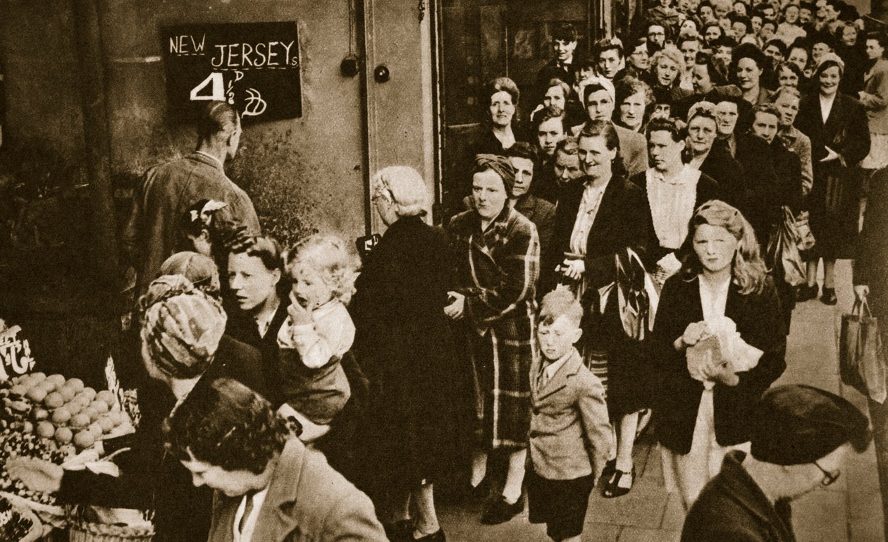 Kobiety w kolejce do straganu z owocami i warzywami w Londynie, czerwiec 1947 r. autorstwa English Photographer