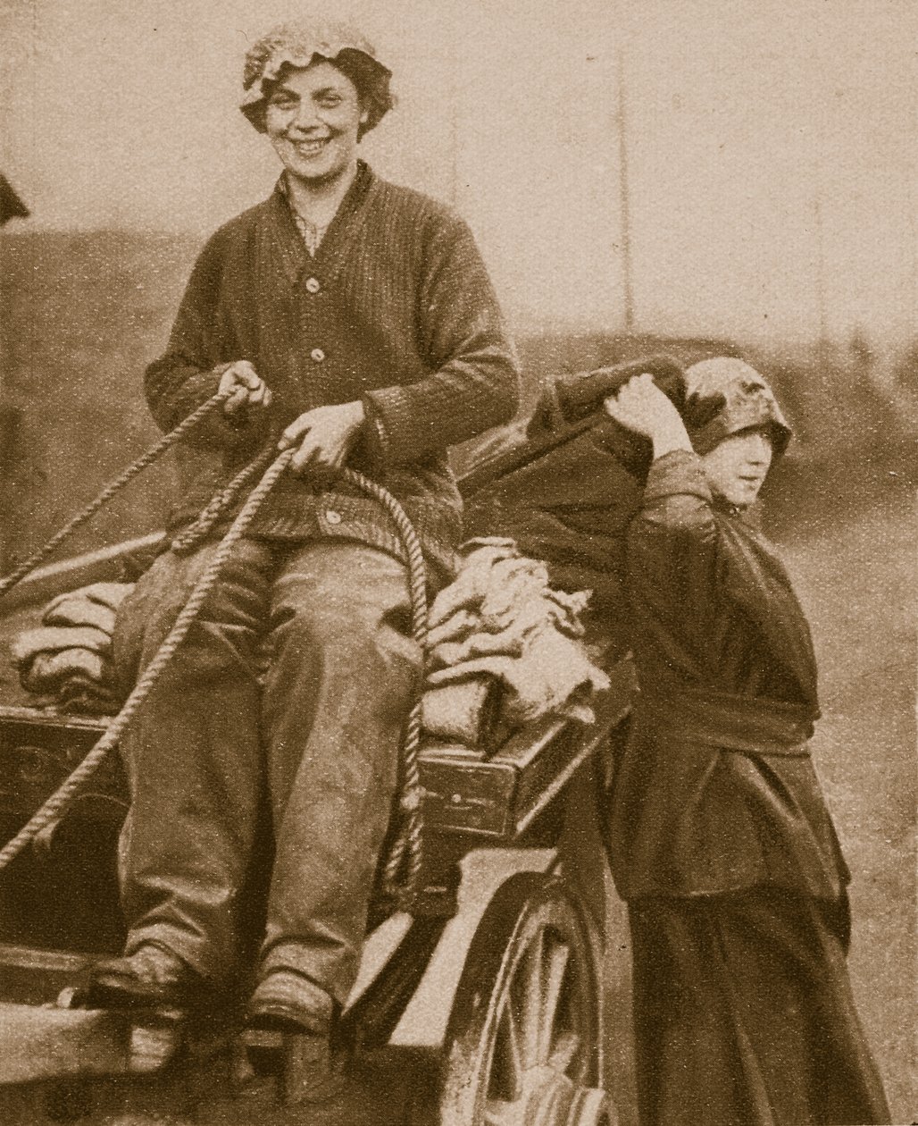 Kobiety pracujące na wózku, 1914-19 autorstwa English Photographer