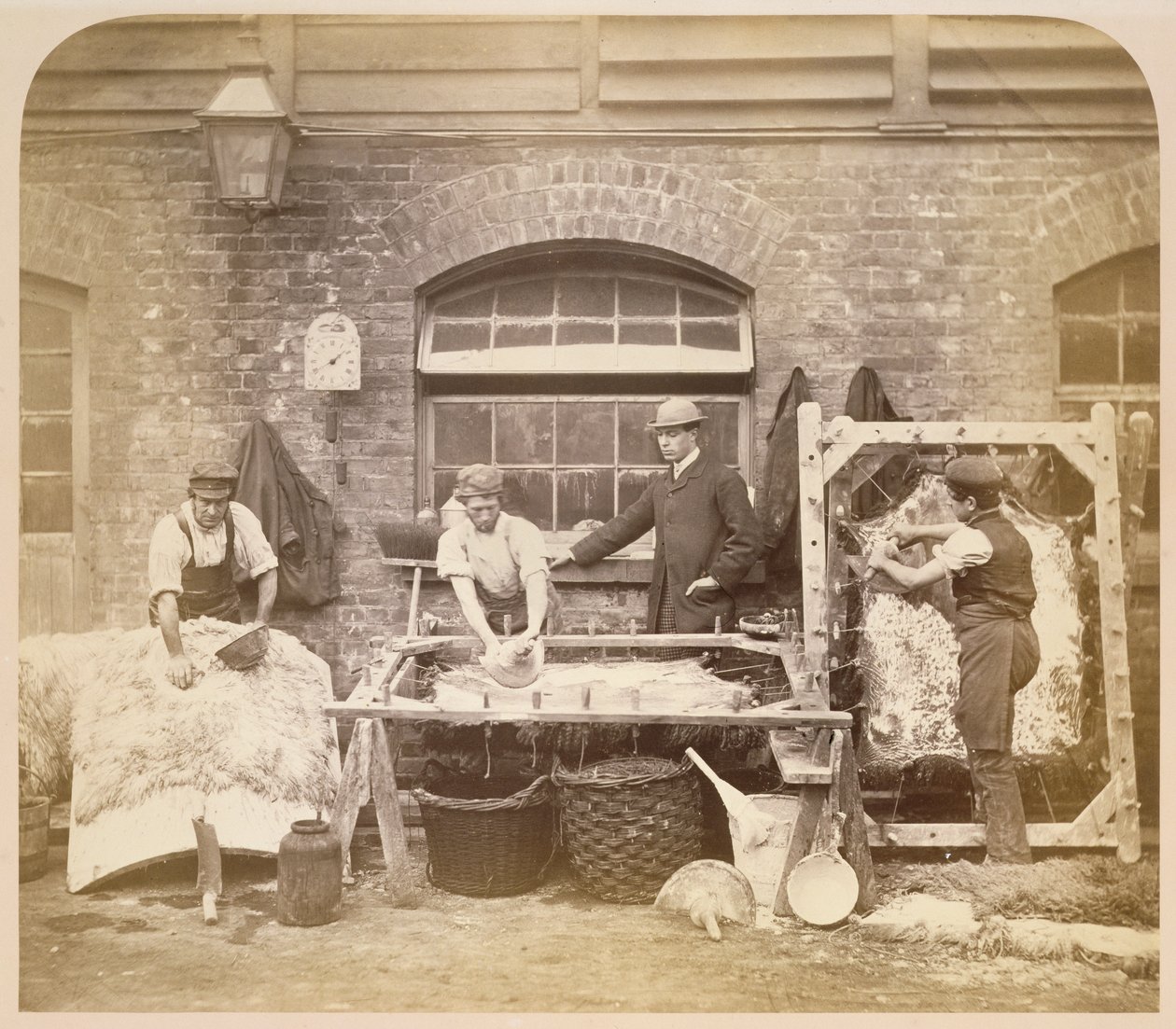 Robotnicy wyrabiający dywany z owczej skóry, ok. 1861-62 (zdjęcie w sepii) (zob. też 221845) autorstwa English Photographer