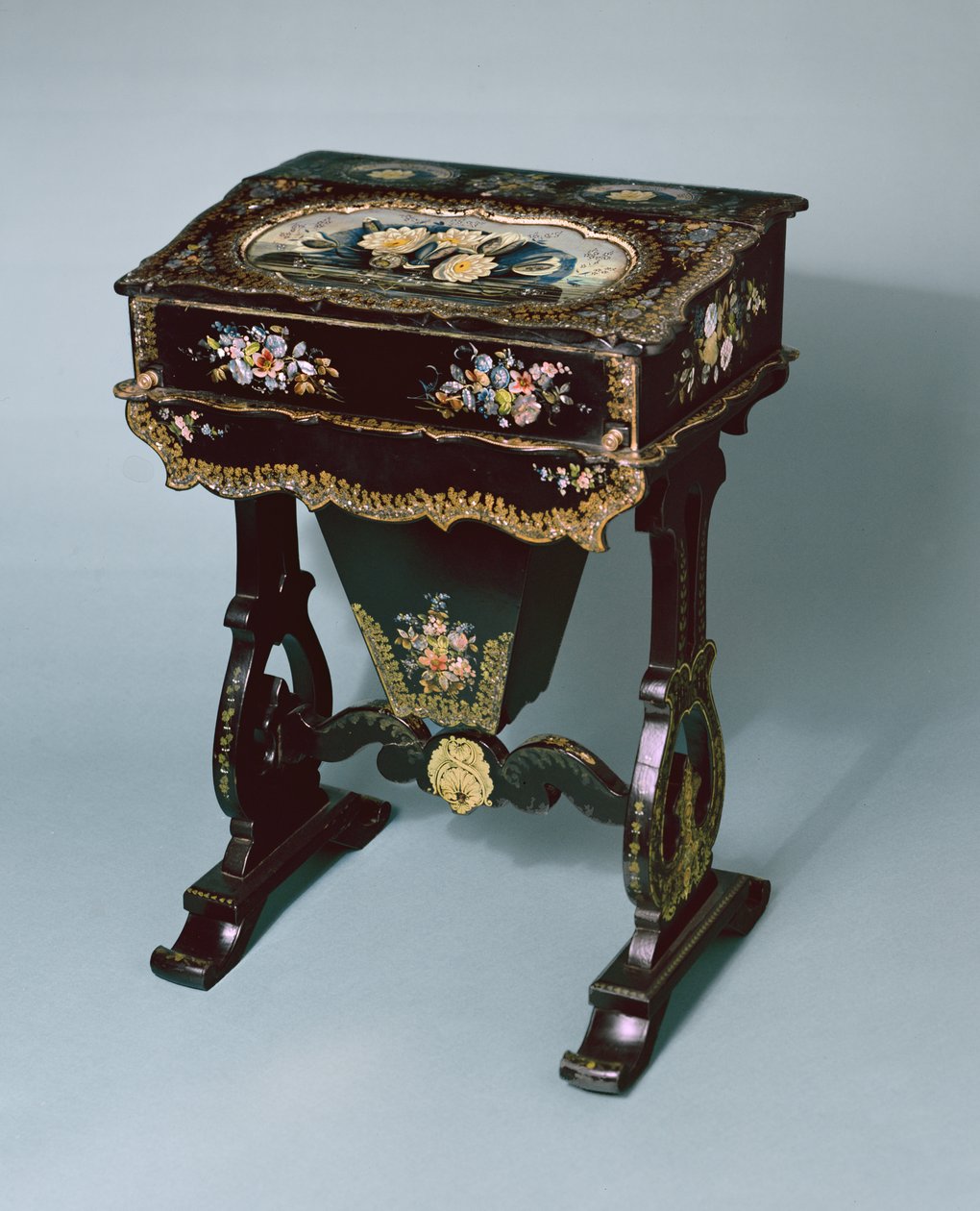 Stół i biurko do szycia, ok. 1865 (papier mache) autorstwa English School