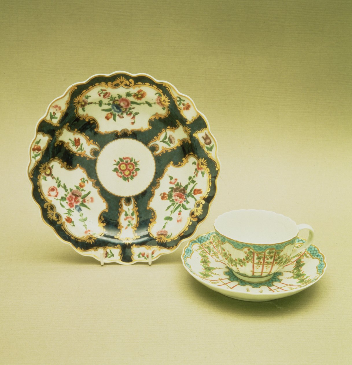 Talerz porcelanowy Worcester z dekoracją w kolorze łuski, 1768; filiżanka i spodek z dekoracją chmielową kratą, ok. 1770 (porcelana) autorstwa English School