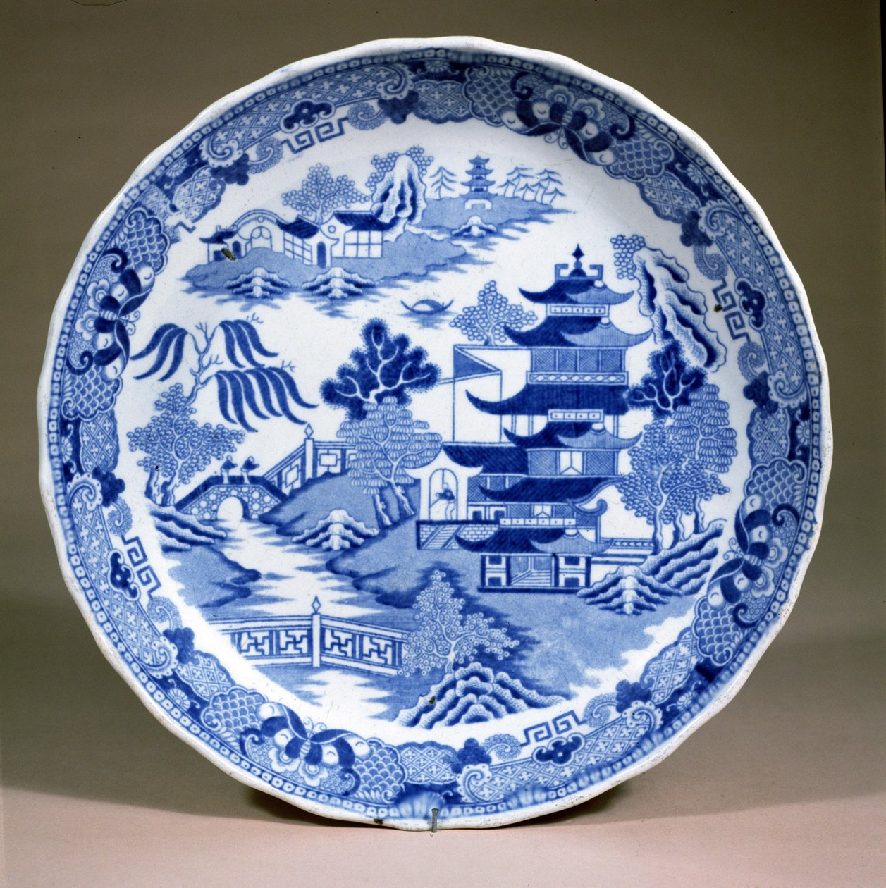 Płyta z wzorem wierzby Worcestershire, wykonana przez Grainger Lee and Company, ok. 1850 (porcelana) autorstwa English School